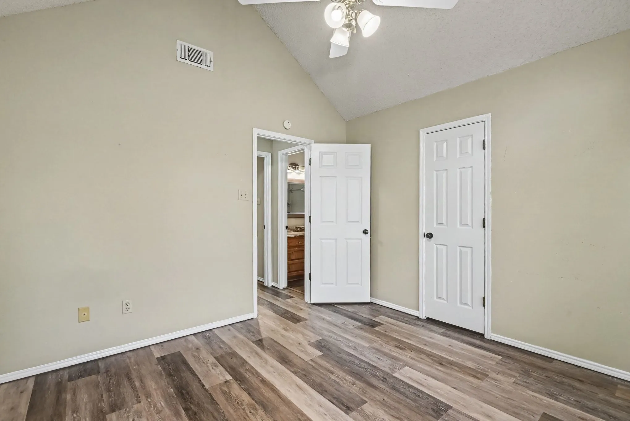 Single Family Residence For Sale in Parker County , 110 Mill Creek Lane, Weatherford, Texas 76087, 3 Bedroom, 2 Bathroom, 2 Garage spaces, 1,674 Sqft, built in 1989, mls#21368355, Real Estate Agent in Weatherford, Homes For Sale in Parker county, Homes For Sale in Weatherford, Realtor in Weatherford Texas, Real Estate Brokerage Independent Realty Texas, Luminita Cordes Realtor