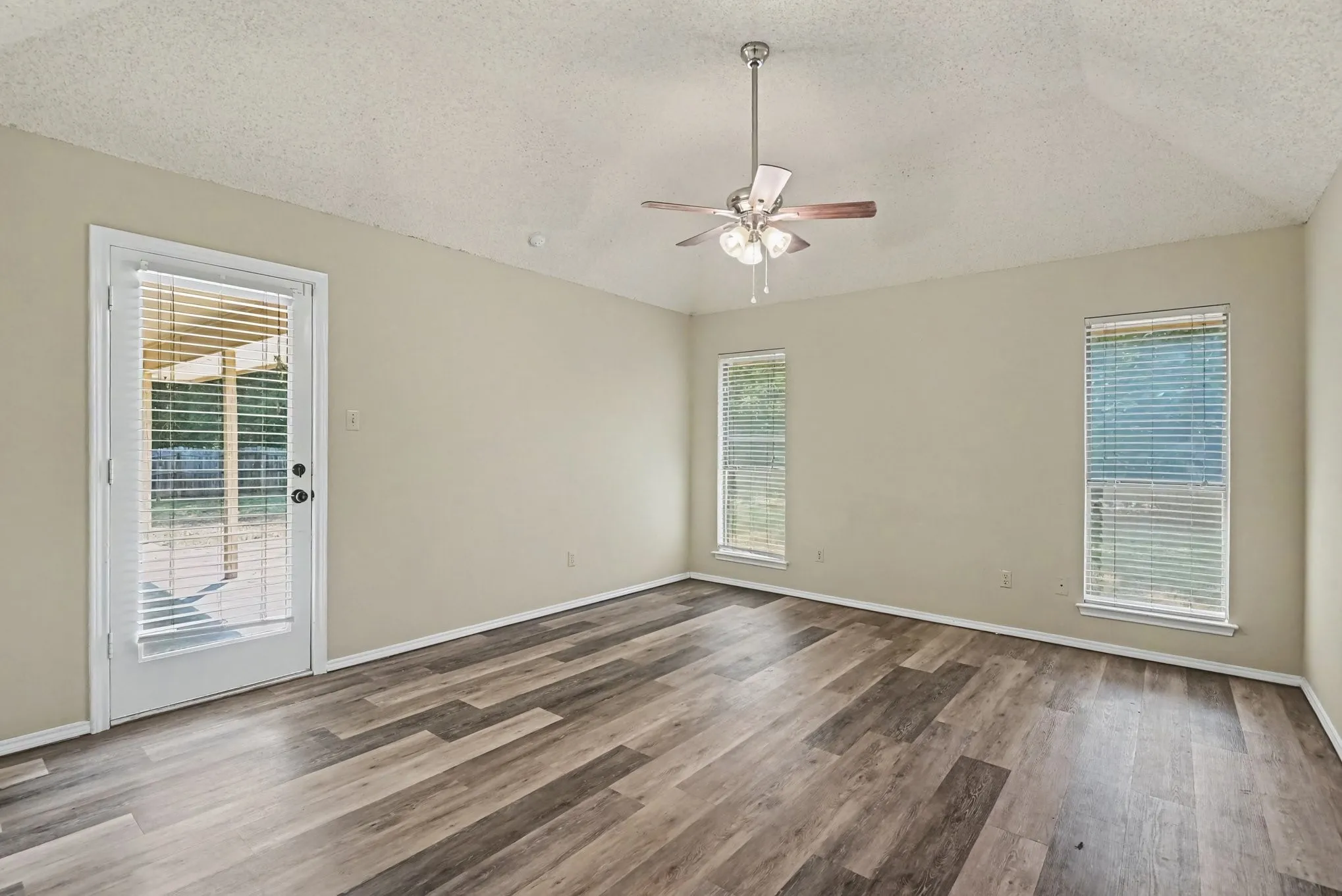 Single Family Residence For Sale in Parker County , 110 Mill Creek Lane, Weatherford, Texas 76087, 3 Bedroom, 2 Bathroom, 2 Garage spaces, 1,674 Sqft, built in 1989, mls#21368355, Real Estate Agent in Weatherford, Homes For Sale in Parker county, Homes For Sale in Weatherford, Realtor in Weatherford Texas, Real Estate Brokerage Independent Realty Texas, Luminita Cordes Realtor