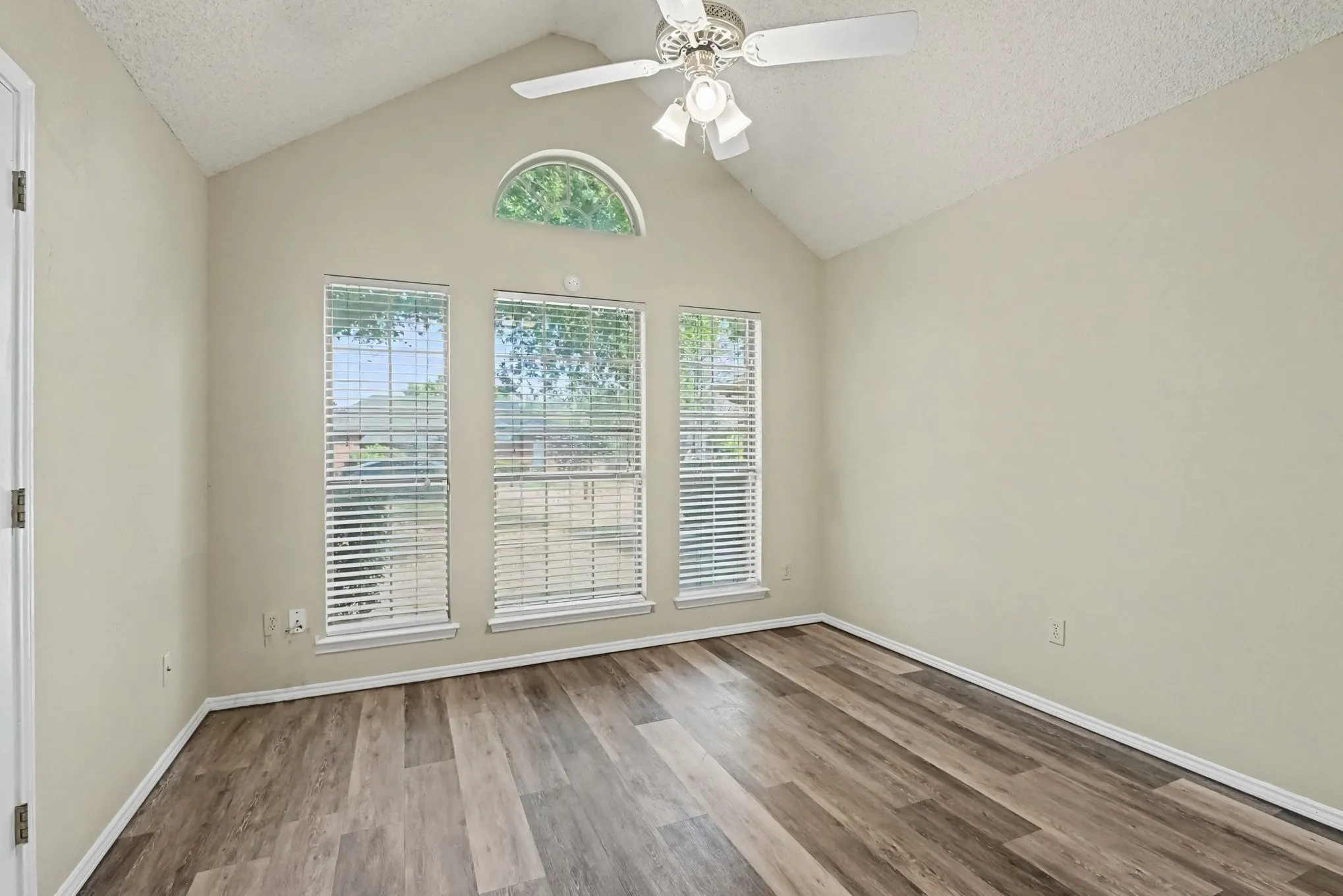 Single Family Residence For Sale in Parker County , 110 Mill Creek Lane, Weatherford, Texas 76087, 3 Bedroom, 2 Bathroom, 2 Garage spaces, 1,674 Sqft, built in 1989, mls#21368355, Real Estate Agent in Weatherford, Homes For Sale in Parker county, Homes For Sale in Weatherford, Realtor in Weatherford Texas, Real Estate Brokerage Independent Realty Texas, Luminita Cordes Realtor