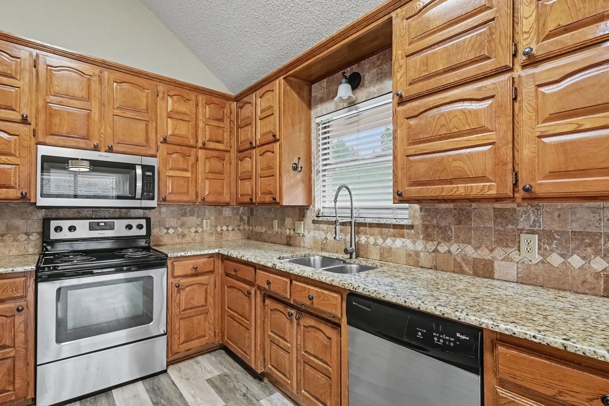 Single Family Residence For Sale in Parker County , 110 Mill Creek Lane, Weatherford, Texas 76087, 3 Bedroom, 2 Bathroom, 2 Garage spaces, 1,674 Sqft, built in 1989, mls#21368355, Real Estate Agent in Weatherford, Homes For Sale in Parker county, Homes For Sale in Weatherford, Realtor in Weatherford Texas, Real Estate Brokerage Independent Realty Texas, Luminita Cordes Realtor