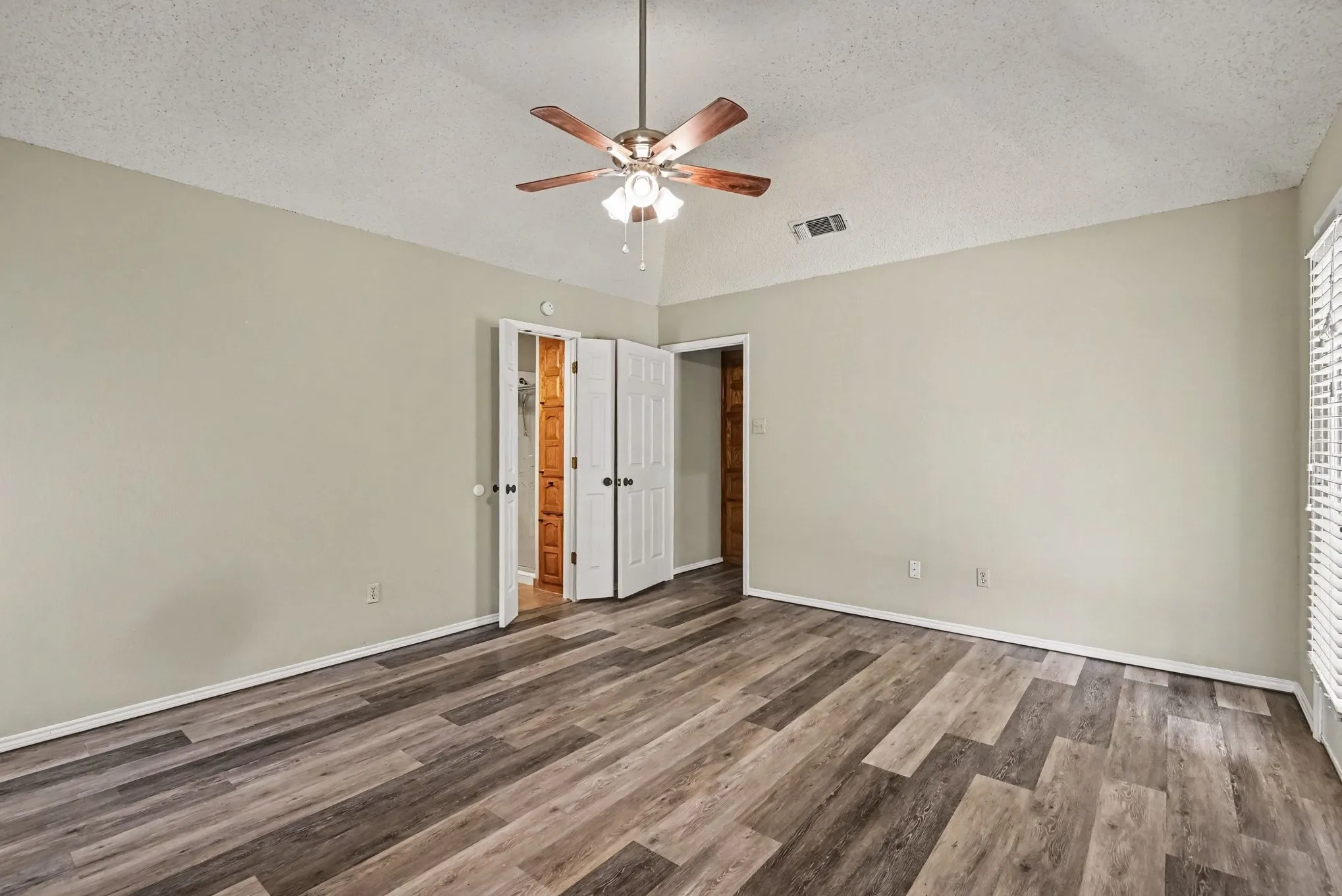 Single Family Residence For Sale in Parker County , 110 Mill Creek Lane, Weatherford, Texas 76087, 3 Bedroom, 2 Bathroom, 2 Garage spaces, 1,674 Sqft, built in 1989, mls#21368355, Real Estate Agent in Weatherford, Homes For Sale in Parker county, Homes For Sale in Weatherford, Realtor in Weatherford Texas, Real Estate Brokerage Independent Realty Texas, Luminita Cordes Realtor