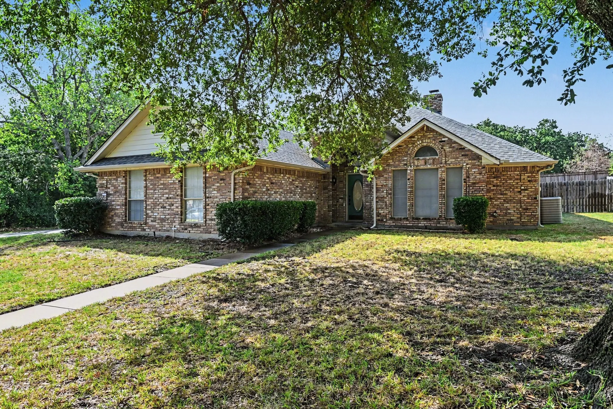 Single Family Residence For Sale in Parker County , 110 Mill Creek Lane, Weatherford, Texas 76087, 3 Bedroom, 2 Bathroom, 2 Garage spaces, 1,674 Sqft, built in 1989, mls#21368355, Real Estate Agent in Weatherford, Homes For Sale in Parker county, Homes For Sale in Weatherford, Realtor in Weatherford Texas, Real Estate Brokerage Independent Realty Texas, Luminita Cordes Realtor