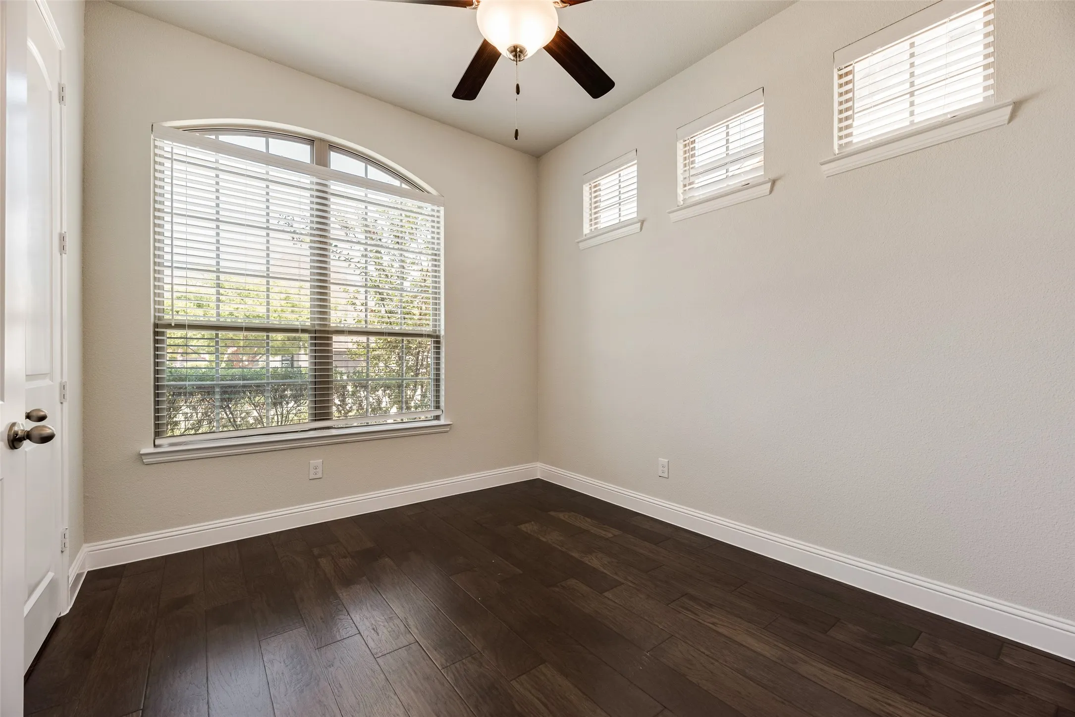 Single Family Residence For Sale in Denton County , 5104 Shallow Pond Drive, Little Elm, Texas 76227, 4 Bedroom, 3 Bathroom, 2 Garage spaces, 2,667 Sqft, built in 2018, mls#21391410, Real Estate Agent in Little Elm, Homes For Sale in Denton county, Homes For Sale in Little Elm, Realtor in Little Elm Texas, Real Estate Brokerage Independent Realty Texas, Luminita Cordes Realtor