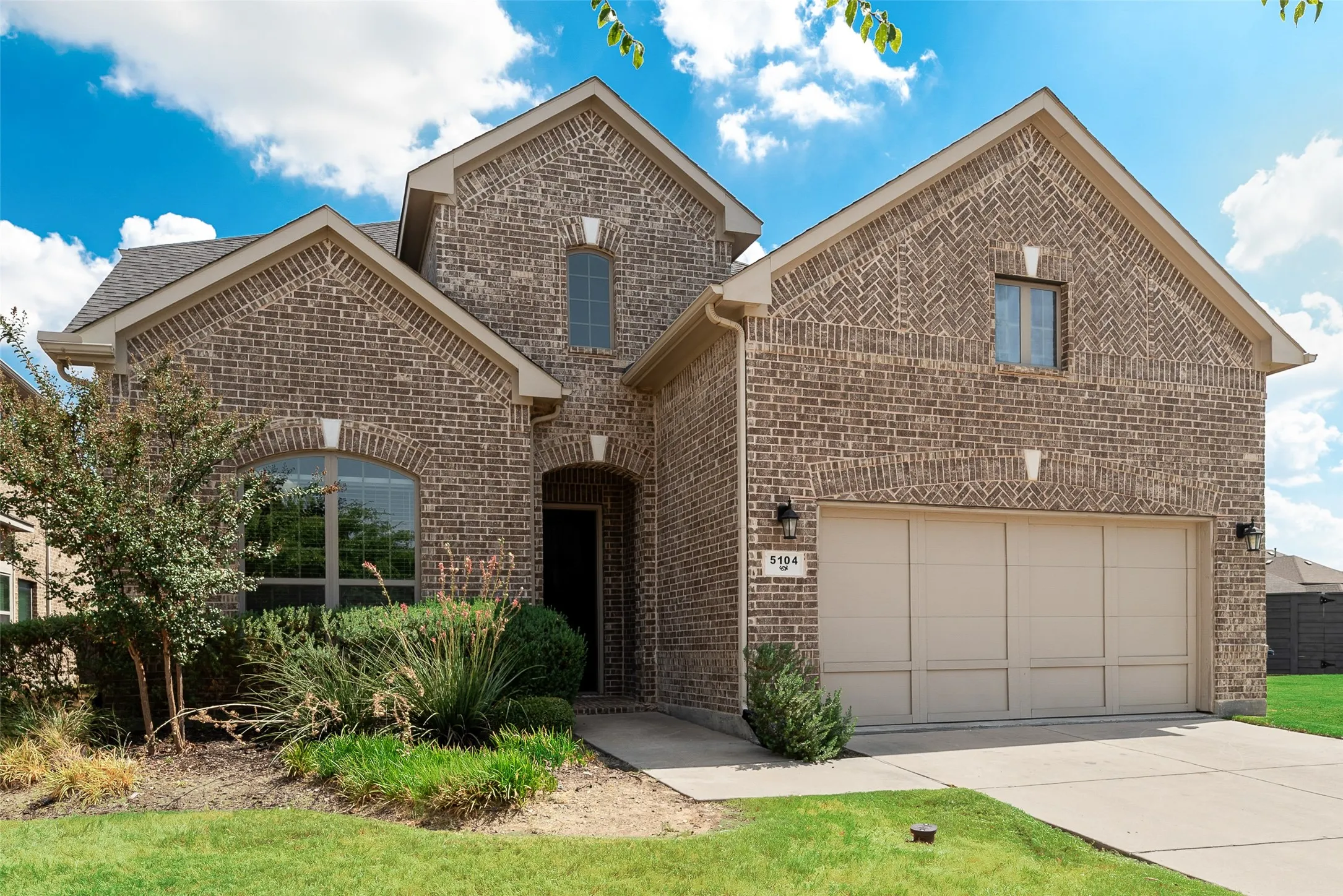 Single Family Residence For Sale in Denton County , 5104 Shallow Pond Drive, Little Elm, Texas 76227, 4 Bedroom, 3 Bathroom, 2 Garage spaces, 2,667 Sqft, built in 2018, mls#21391410, Real Estate Agent in Little Elm, Homes For Sale in Denton county, Homes For Sale in Little Elm, Realtor in Little Elm Texas, Real Estate Brokerage Independent Realty Texas, Luminita Cordes Realtor