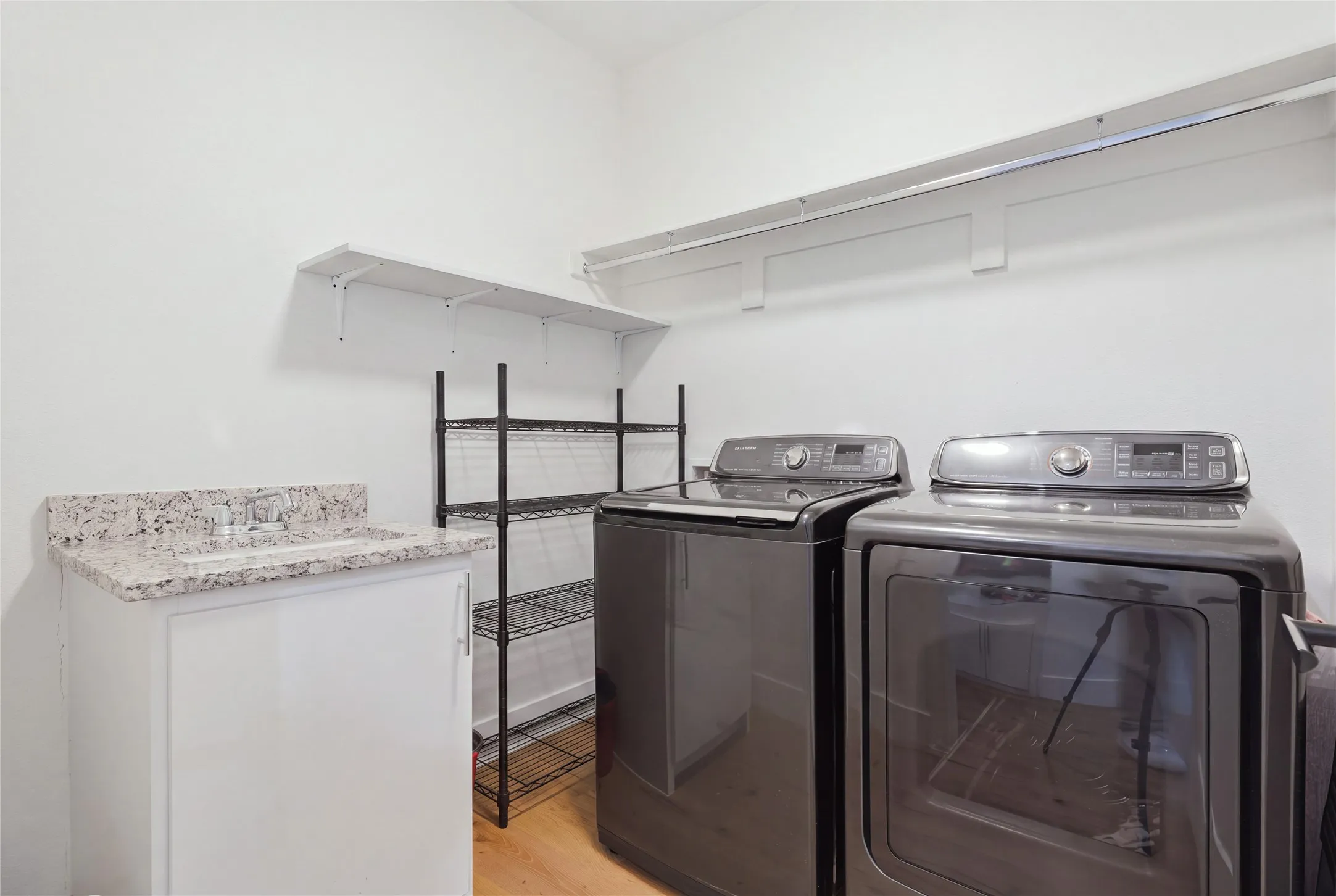 Single Family Residence For Rent in Dallas County , 1808 Shaw Street, Dallas, Texas 75212, 3 Bedroom, 3 Bathroom, 2 Garage spaces, 2,618 Sqft, built in 2019, mls#21382378, Real Estate Agent in Dallas, Homes For Rent in Dallas county, Homes For Rent in Dallas, Realtor in Dallas Texas, Real Estate Brokerage Independent Realty Texas, Luminita Cordes Realtor