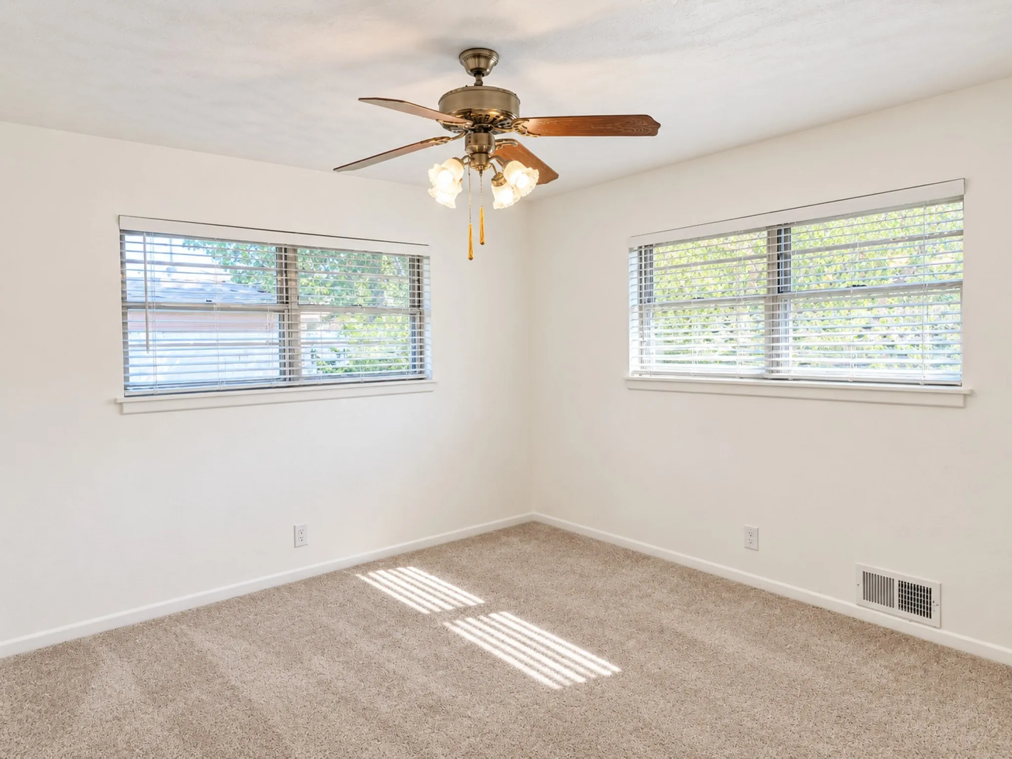 Single Family Residence For Rent in Grayson County , 2711 Morton Street, Denison, Texas 75020, 3 Bedroom, 2 Bathroom, 2 Garage spaces, 1,461 Sqft, built in 1963, mls#21391402, Real Estate Agent in Denison, Homes For Rent in Grayson county, Homes For Rent in Denison, Realtor in Denison Texas, Real Estate Brokerage Independent Realty Texas, Luminita Cordes Realtor