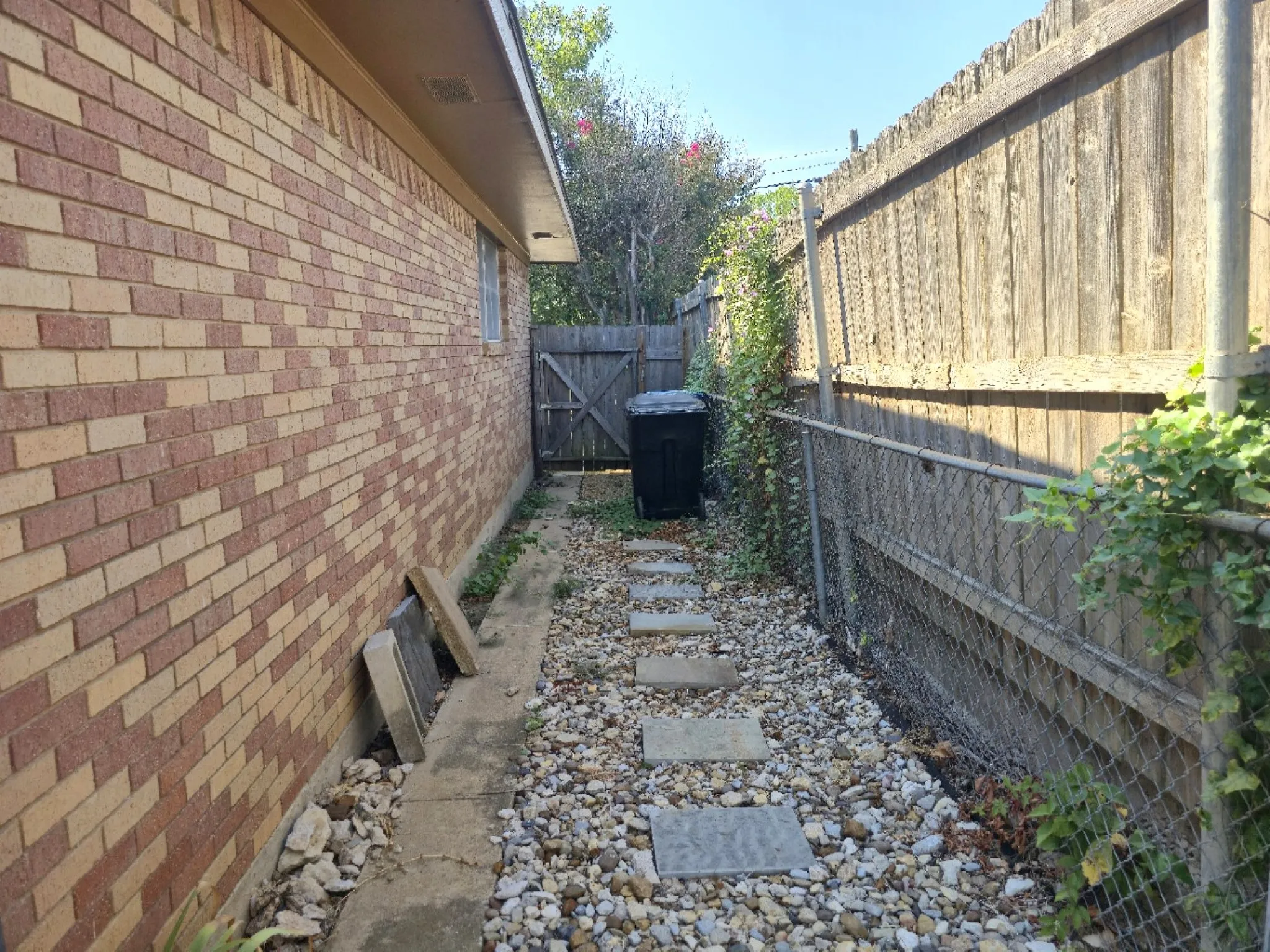 Single Family Residence For Rent in Grayson County , 2711 Morton Street, Denison, Texas 75020, 3 Bedroom, 2 Bathroom, 2 Garage spaces, 1,461 Sqft, built in 1963, mls#21391402, Real Estate Agent in Denison, Homes For Rent in Grayson county, Homes For Rent in Denison, Realtor in Denison Texas, Real Estate Brokerage Independent Realty Texas, Luminita Cordes Realtor
