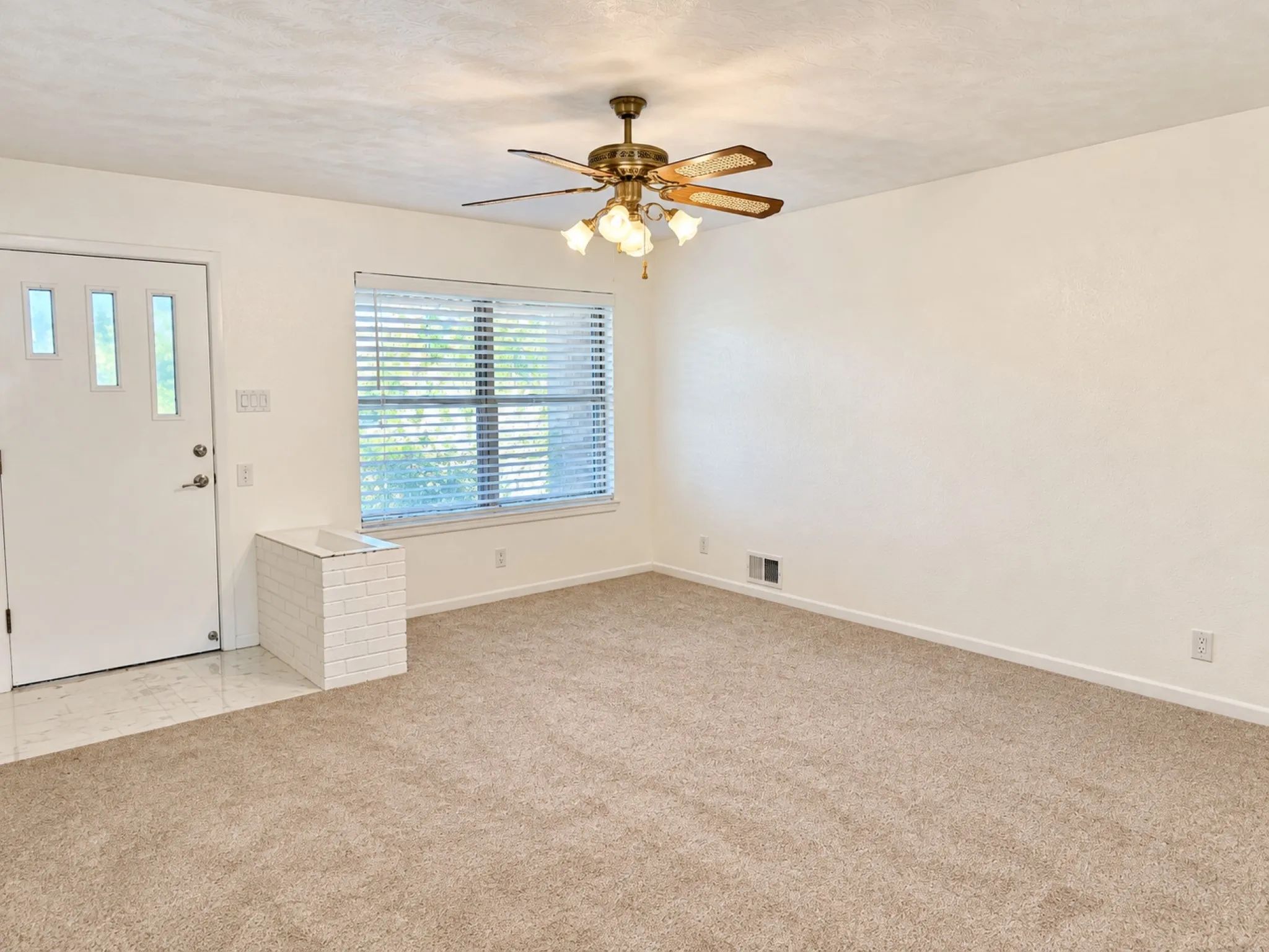 Single Family Residence For Rent in Grayson County , 2711 Morton Street, Denison, Texas 75020, 3 Bedroom, 2 Bathroom, 2 Garage spaces, 1,461 Sqft, built in 1963, mls#21391402, Real Estate Agent in Denison, Homes For Rent in Grayson county, Homes For Rent in Denison, Realtor in Denison Texas, Real Estate Brokerage Independent Realty Texas, Luminita Cordes Realtor