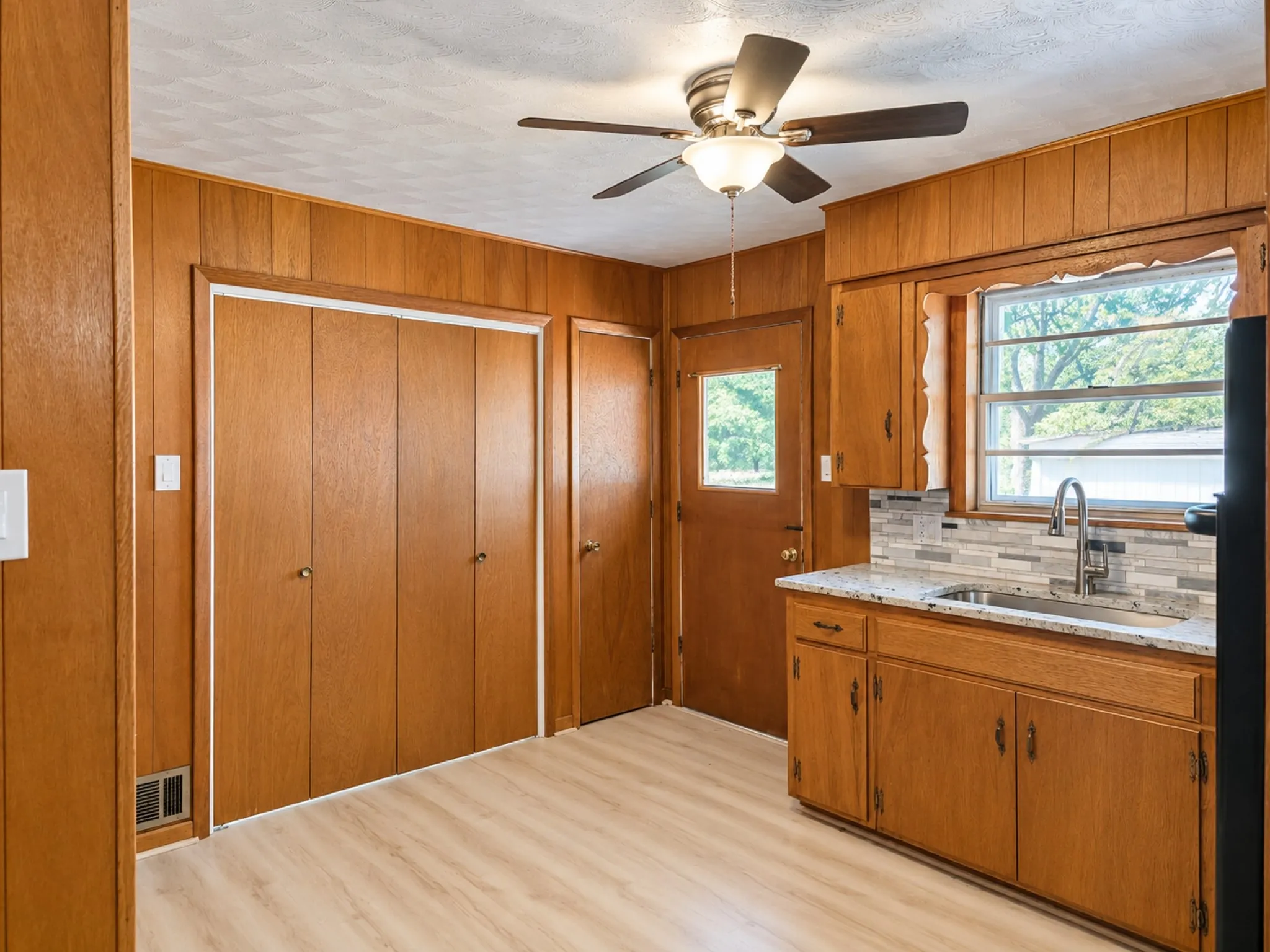 Single Family Residence For Rent in Grayson County , 2711 Morton Street, Denison, Texas 75020, 3 Bedroom, 2 Bathroom, 2 Garage spaces, 1,461 Sqft, built in 1963, mls#21391402, Real Estate Agent in Denison, Homes For Rent in Grayson county, Homes For Rent in Denison, Realtor in Denison Texas, Real Estate Brokerage Independent Realty Texas, Luminita Cordes Realtor