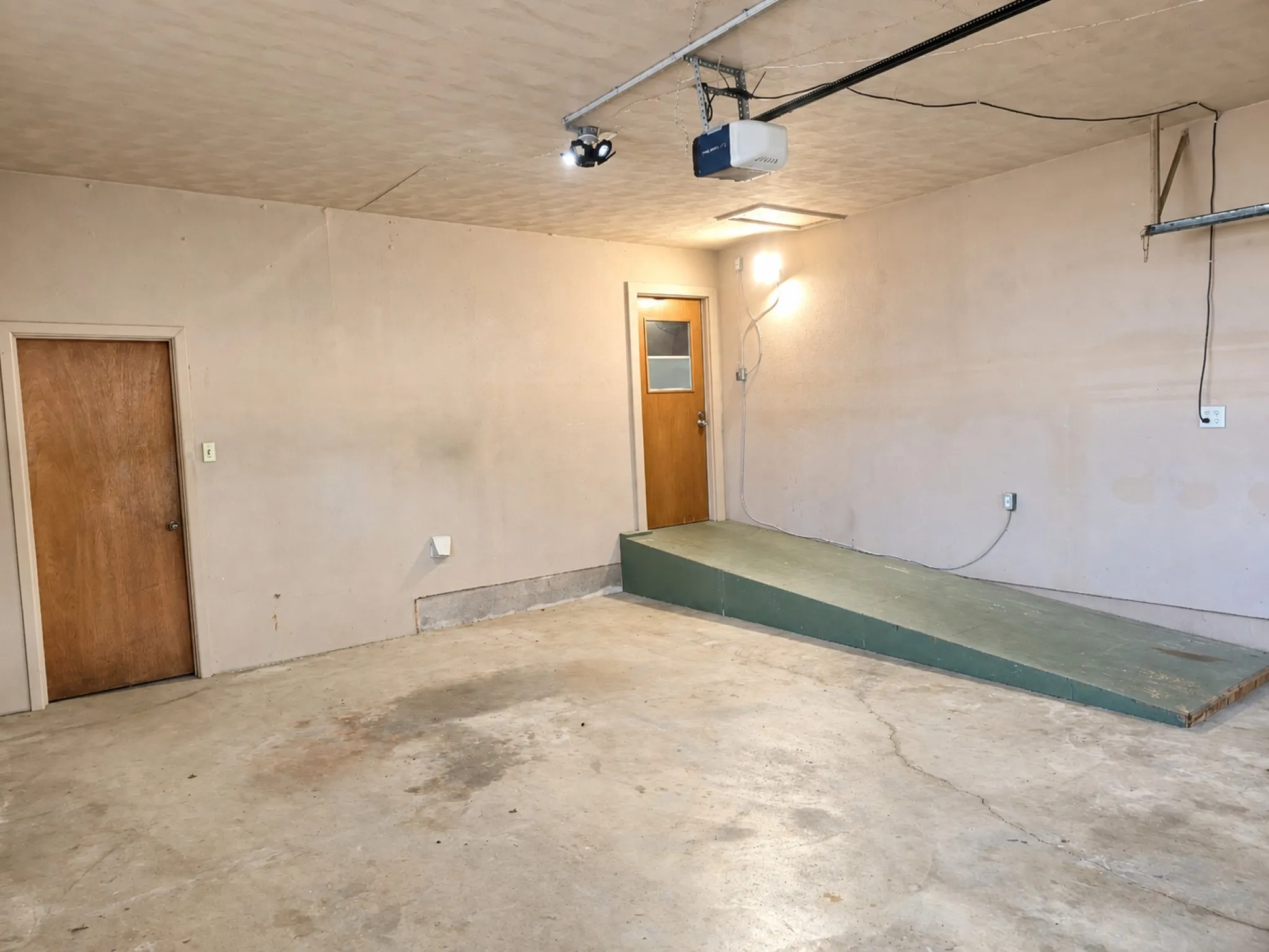 Single Family Residence For Rent in Grayson County , 2711 Morton Street, Denison, Texas 75020, 3 Bedroom, 2 Bathroom, 2 Garage spaces, 1,461 Sqft, built in 1963, mls#21391402, Real Estate Agent in Denison, Homes For Rent in Grayson county, Homes For Rent in Denison, Realtor in Denison Texas, Real Estate Brokerage Independent Realty Texas, Luminita Cordes Realtor