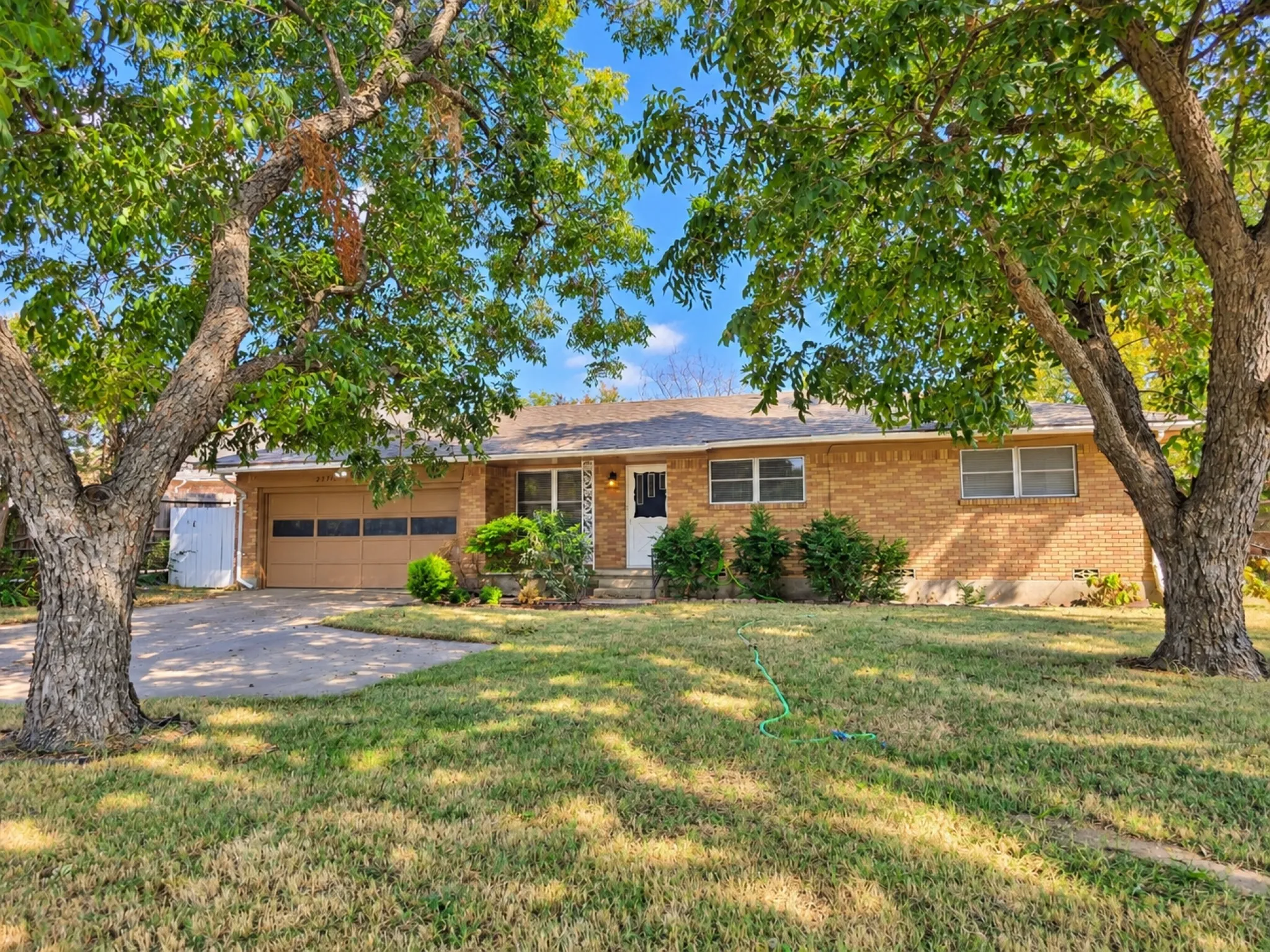 Single Family Residence For Rent in Grayson County , 2711 Morton Street, Denison, Texas 75020, 3 Bedroom, 2 Bathroom, 2 Garage spaces, 1,461 Sqft, built in 1963, mls#21391402, Real Estate Agent in Denison, Homes For Rent in Grayson county, Homes For Rent in Denison, Realtor in Denison Texas, Real Estate Brokerage Independent Realty Texas, Luminita Cordes Realtor