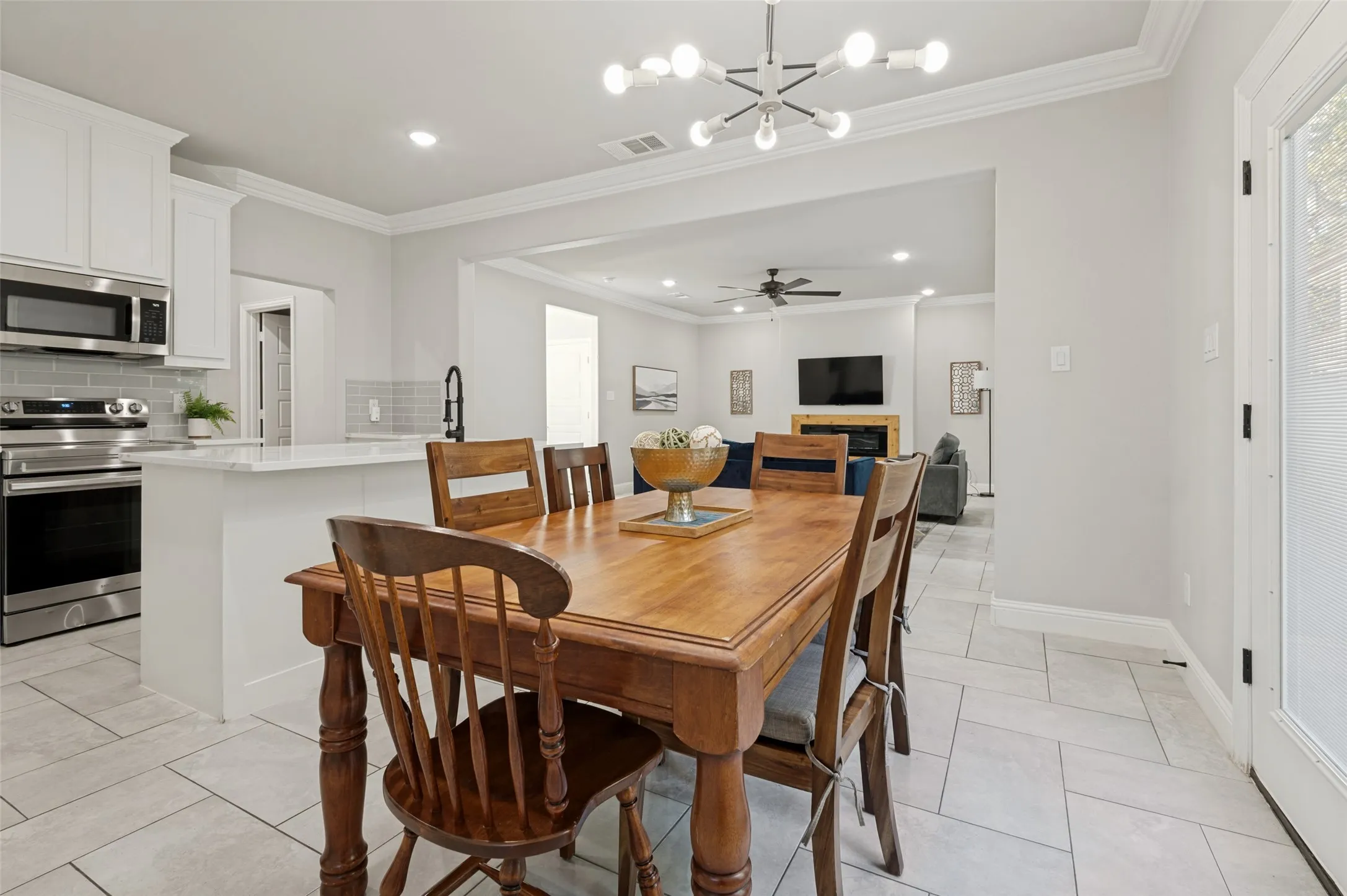 Single Family Residence For Sale in Tarrant County , 1315 Oak Knoll Drive, Haltom City, Texas 76117, 3 Bedroom, 3 Bathroom, 2 Garage spaces, 1,900 Sqft, built in 2023, mls#21388341, Real Estate Agent in Haltom City, Homes For Sale in Tarrant county, Homes For Sale in Haltom City, Realtor in Haltom City Texas, Real Estate Brokerage Independent Realty Texas, Luminita Cordes Realtor