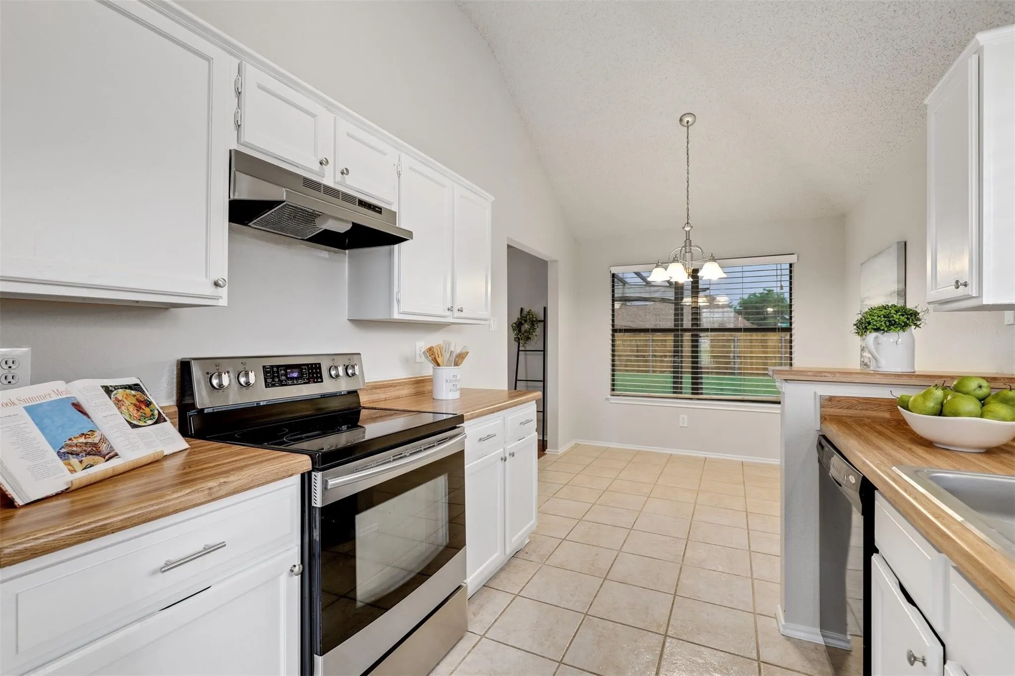 Single Family Residence For Rent in Collin County , 400 Azalea Drive, Allen, Texas 75002, 3 Bedroom, 2 Bathroom, 2 Garage spaces, 1,515 Sqft, built in 1987, mls#21391192, Real Estate Agent in Allen, Homes For Rent in Collin county, Homes For Rent in Allen, Realtor in Allen Texas, Real Estate Brokerage Independent Realty Texas, Luminita Cordes Realtor