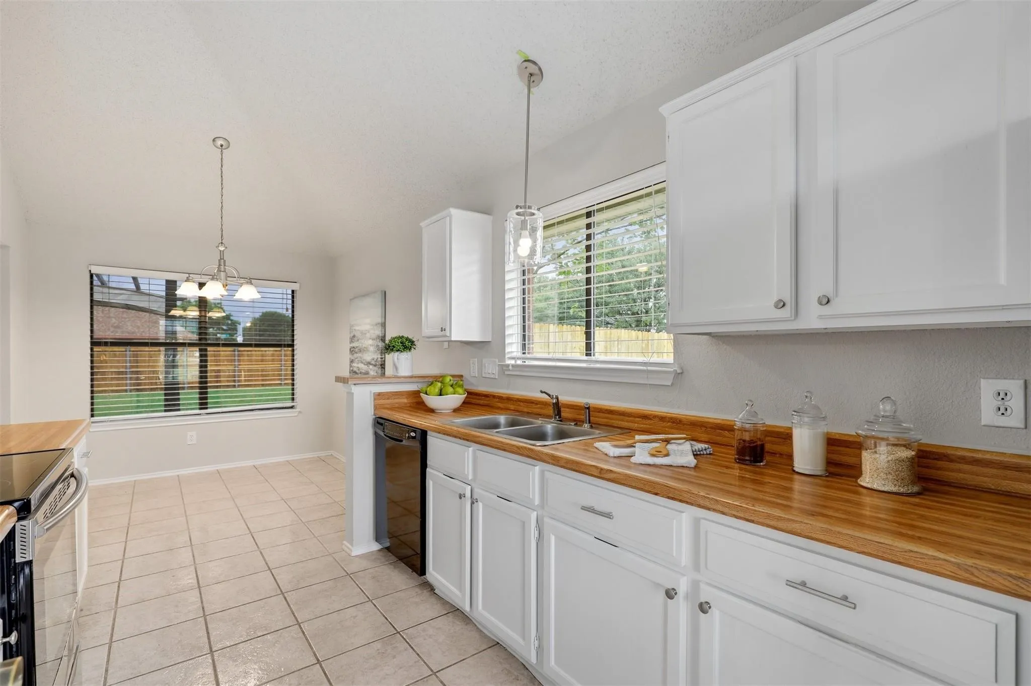 Single Family Residence For Rent in Collin County , 400 Azalea Drive, Allen, Texas 75002, 3 Bedroom, 2 Bathroom, 2 Garage spaces, 1,515 Sqft, built in 1987, mls#21391192, Real Estate Agent in Allen, Homes For Rent in Collin county, Homes For Rent in Allen, Realtor in Allen Texas, Real Estate Brokerage Independent Realty Texas, Luminita Cordes Realtor