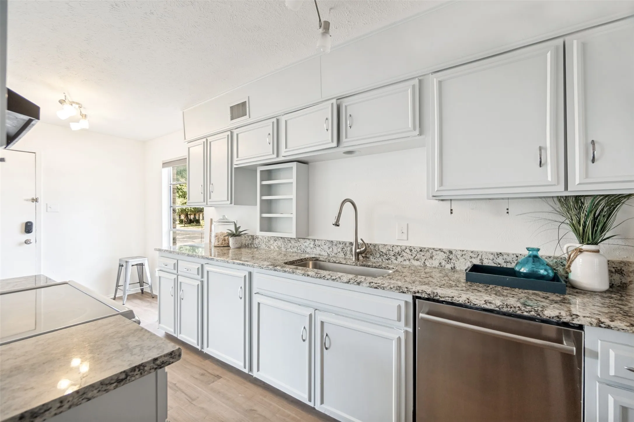 Townhouse For Rent in Dallas County , 13747 Flagstone Lane, Dallas, Texas 75240, 2 Bedroom, 2 Bathroom, Garage spaces, 1,408 Sqft, built in 1970, mls#21391420, Real Estate Agent in Dallas, Homes For Rent in Dallas county, Homes For Rent in Dallas, Realtor in Dallas Texas, Real Estate Brokerage Independent Realty Texas, Luminita Cordes Realtor