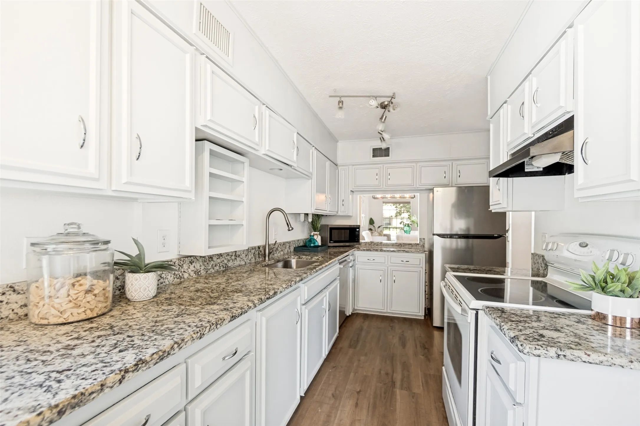 Townhouse For Rent in Dallas County , 13747 Flagstone Lane, Dallas, Texas 75240, 2 Bedroom, 2 Bathroom, Garage spaces, 1,408 Sqft, built in 1970, mls#21391420, Real Estate Agent in Dallas, Homes For Rent in Dallas county, Homes For Rent in Dallas, Realtor in Dallas Texas, Real Estate Brokerage Independent Realty Texas, Luminita Cordes Realtor
