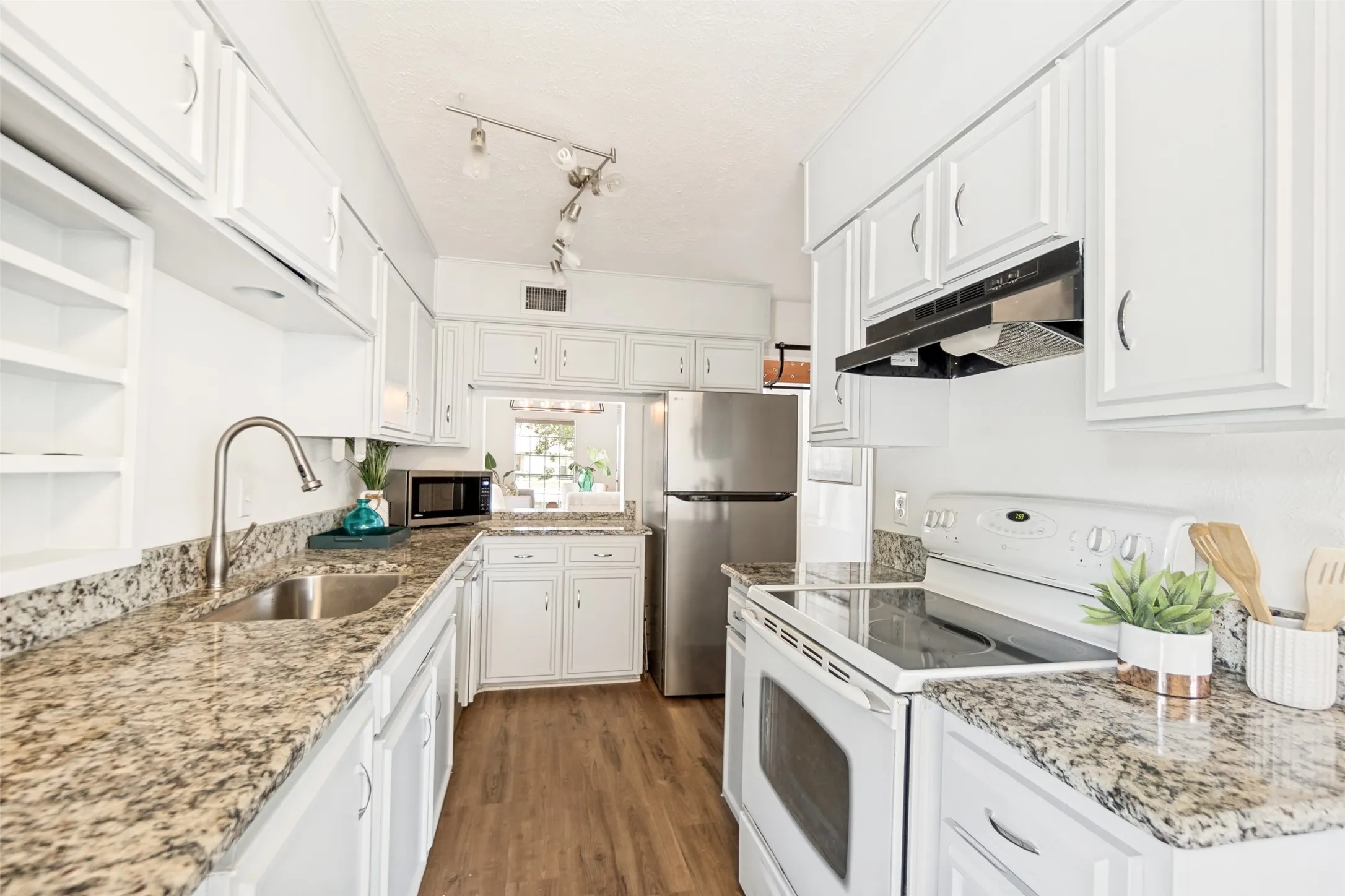Townhouse For Rent in Dallas County , 13747 Flagstone Lane, Dallas, Texas 75240, 2 Bedroom, 2 Bathroom, Garage spaces, 1,408 Sqft, built in 1970, mls#21391420, Real Estate Agent in Dallas, Homes For Rent in Dallas county, Homes For Rent in Dallas, Realtor in Dallas Texas, Real Estate Brokerage Independent Realty Texas, Luminita Cordes Realtor