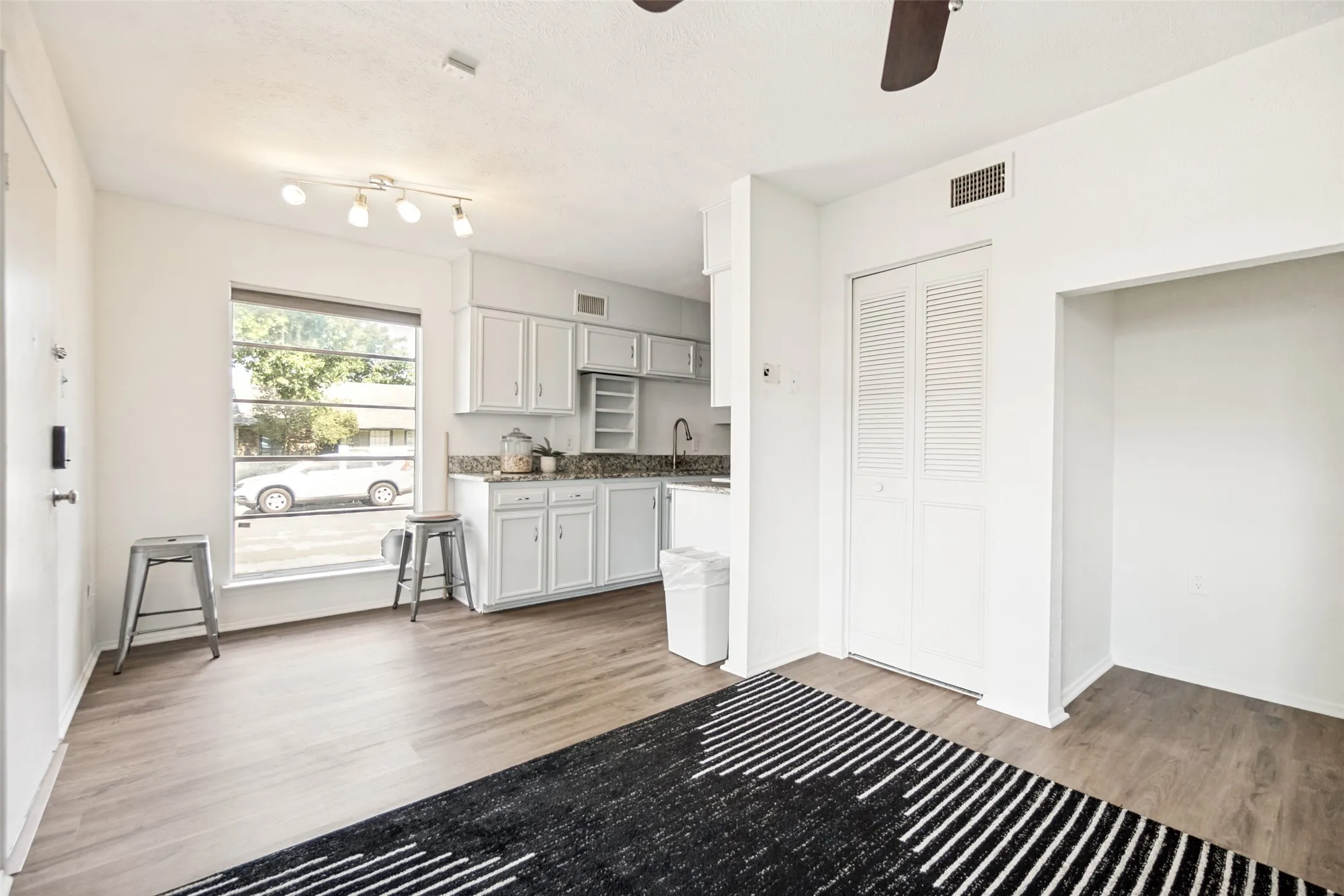 Townhouse For Rent in Dallas County , 13747 Flagstone Lane, Dallas, Texas 75240, 2 Bedroom, 2 Bathroom, Garage spaces, 1,408 Sqft, built in 1970, mls#21391420, Real Estate Agent in Dallas, Homes For Rent in Dallas county, Homes For Rent in Dallas, Realtor in Dallas Texas, Real Estate Brokerage Independent Realty Texas, Luminita Cordes Realtor