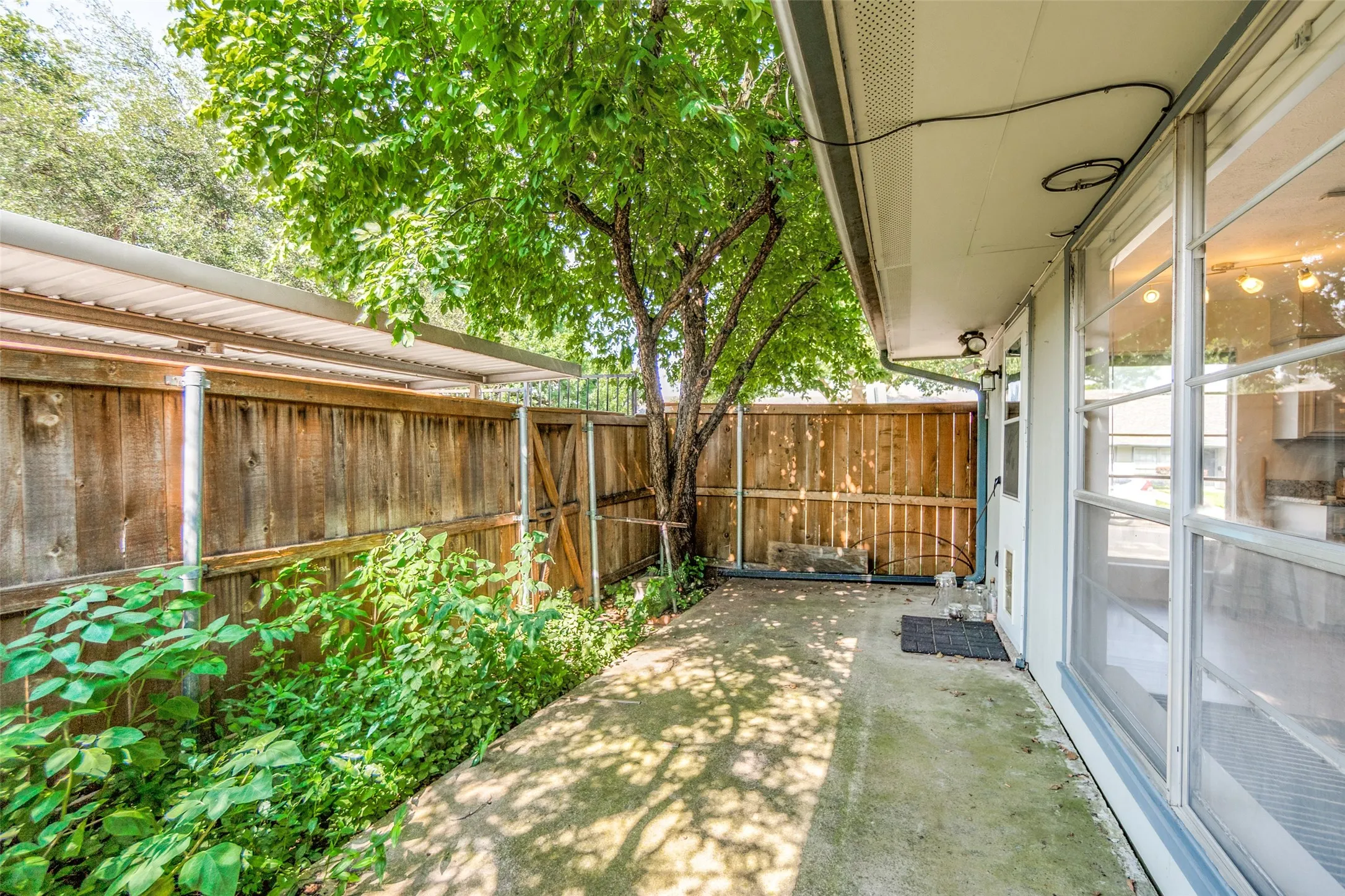 Townhouse For Rent in Dallas County , 13747 Flagstone Lane, Dallas, Texas 75240, 2 Bedroom, 2 Bathroom, Garage spaces, 1,408 Sqft, built in 1970, mls#21391420, Real Estate Agent in Dallas, Homes For Rent in Dallas county, Homes For Rent in Dallas, Realtor in Dallas Texas, Real Estate Brokerage Independent Realty Texas, Luminita Cordes Realtor