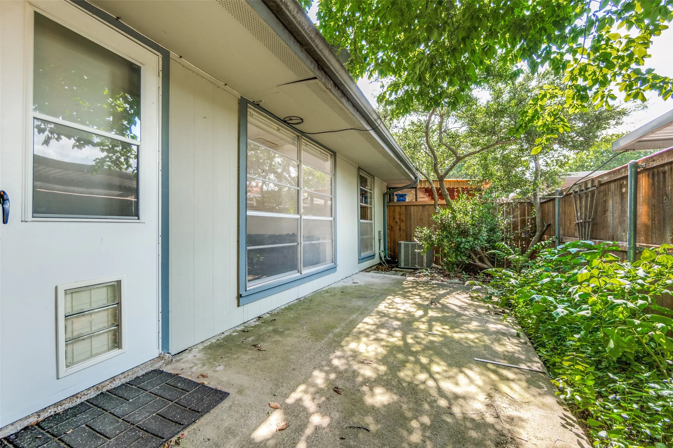 Townhouse For Rent in Dallas County , 13747 Flagstone Lane, Dallas, Texas 75240, 2 Bedroom, 2 Bathroom, Garage spaces, 1,408 Sqft, built in 1970, mls#21391420, Real Estate Agent in Dallas, Homes For Rent in Dallas county, Homes For Rent in Dallas, Realtor in Dallas Texas, Real Estate Brokerage Independent Realty Texas, Luminita Cordes Realtor