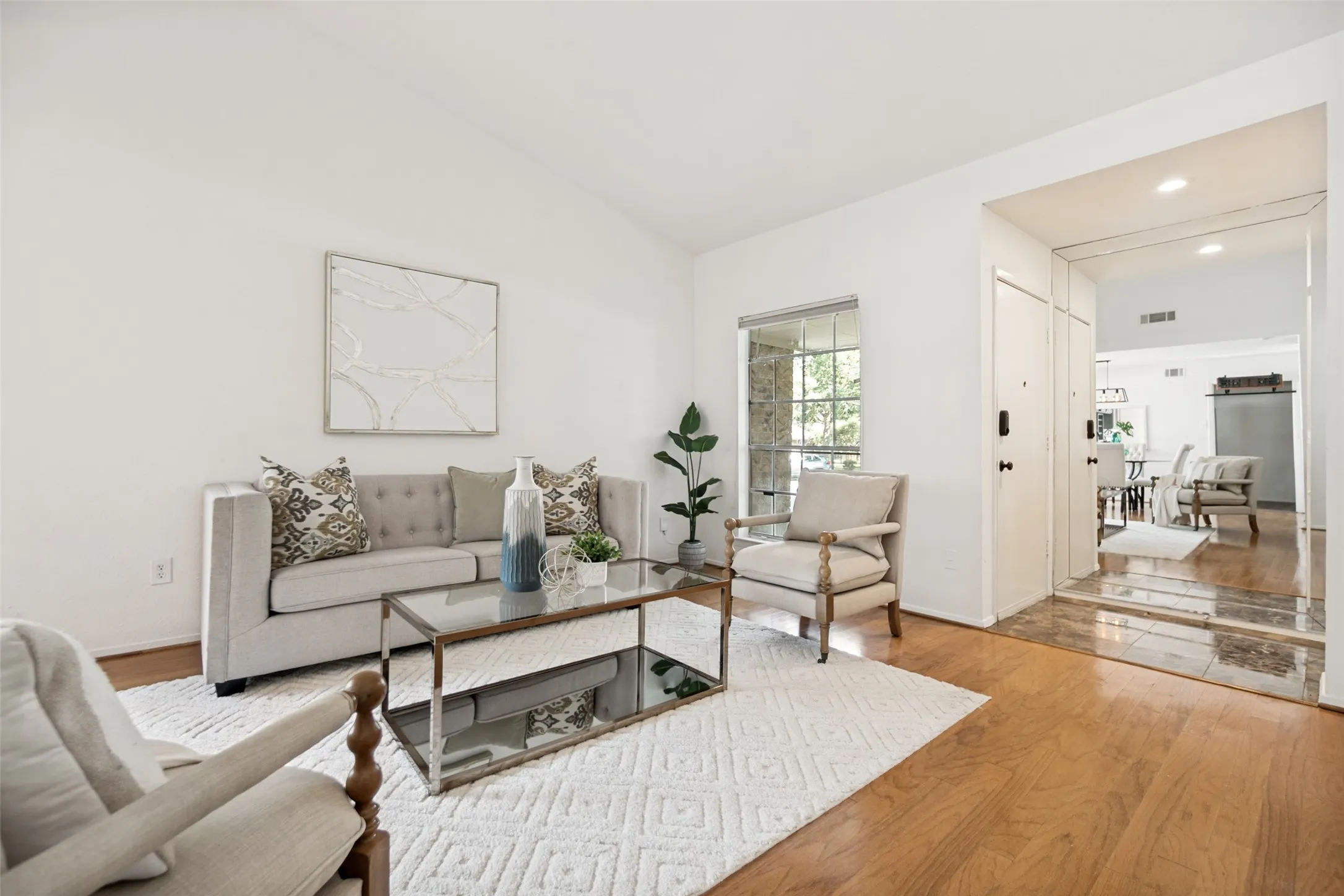 Townhouse For Rent in Dallas County , 13747 Flagstone Lane, Dallas, Texas 75240, 2 Bedroom, 2 Bathroom, Garage spaces, 1,408 Sqft, built in 1970, mls#21391420, Real Estate Agent in Dallas, Homes For Rent in Dallas county, Homes For Rent in Dallas, Realtor in Dallas Texas, Real Estate Brokerage Independent Realty Texas, Luminita Cordes Realtor