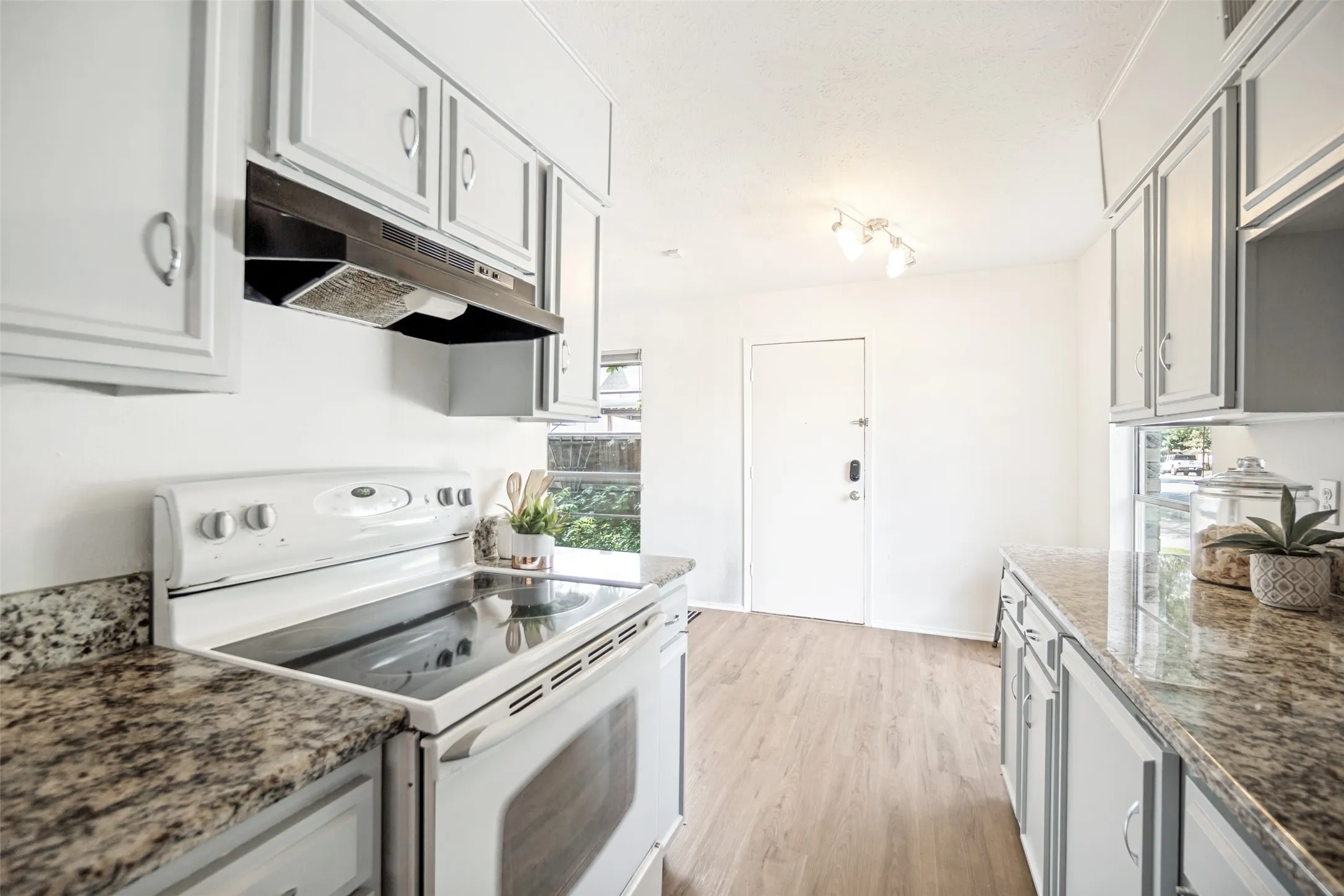 Townhouse For Rent in Dallas County , 13747 Flagstone Lane, Dallas, Texas 75240, 2 Bedroom, 2 Bathroom, Garage spaces, 1,408 Sqft, built in 1970, mls#21391420, Real Estate Agent in Dallas, Homes For Rent in Dallas county, Homes For Rent in Dallas, Realtor in Dallas Texas, Real Estate Brokerage Independent Realty Texas, Luminita Cordes Realtor
