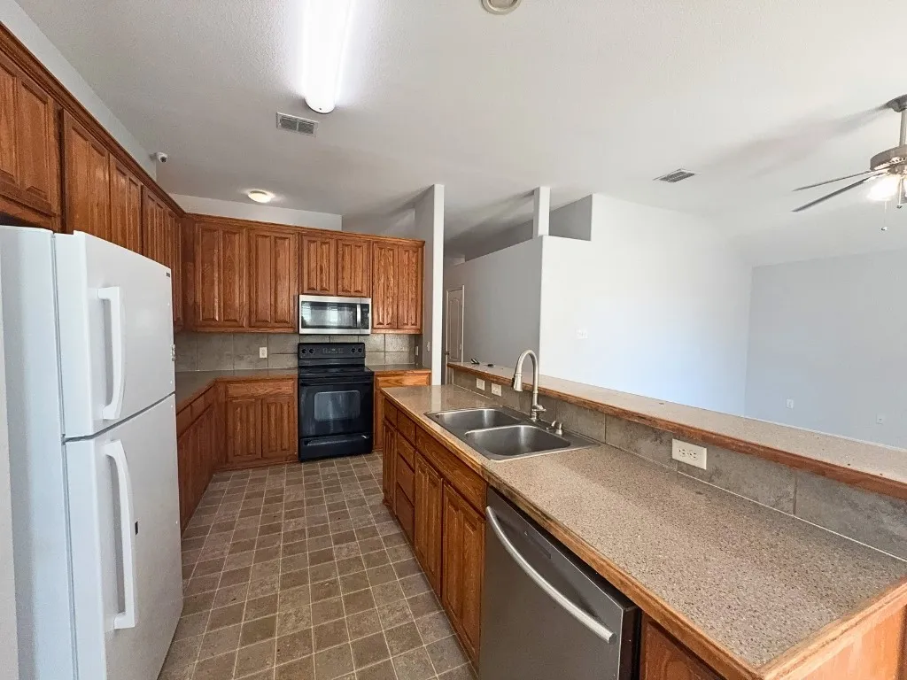 Single Family Residence For Rent in Tarrant County , 8320 Trinity Vista Trail, Fort Worth, Texas 76053, 3 Bedroom, 2 Bathroom, 2 Garage spaces, 1,575 Sqft, built in 2005, mls#21391425, Real Estate Agent in Fort Worth, Homes For Rent in Tarrant county, Homes For Rent in Fort Worth, Realtor in Fort Worth Texas, Real Estate Brokerage Independent Realty Texas, Luminita Cordes Realtor