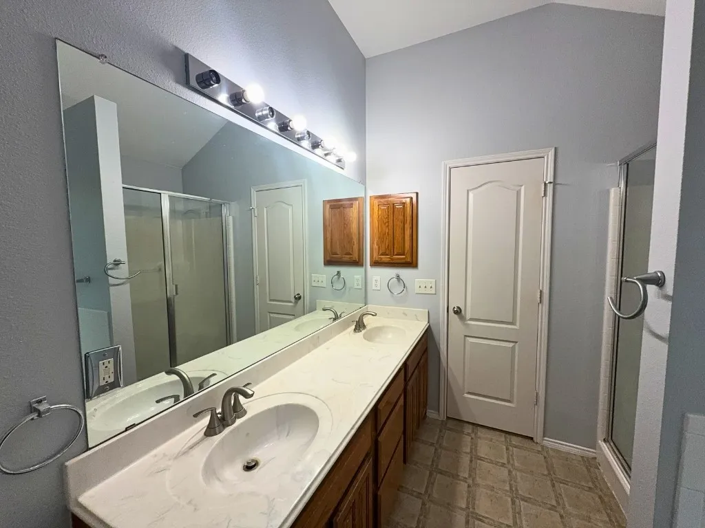 Single Family Residence For Rent in Tarrant County , 8320 Trinity Vista Trail, Fort Worth, Texas 76053, 3 Bedroom, 2 Bathroom, 2 Garage spaces, 1,575 Sqft, built in 2005, mls#21391425, Real Estate Agent in Fort Worth, Homes For Rent in Tarrant county, Homes For Rent in Fort Worth, Realtor in Fort Worth Texas, Real Estate Brokerage Independent Realty Texas, Luminita Cordes Realtor