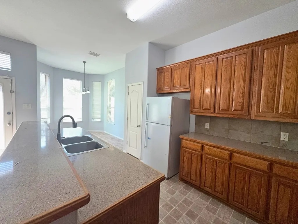 Single Family Residence For Rent in Tarrant County , 8320 Trinity Vista Trail, Fort Worth, Texas 76053, 3 Bedroom, 2 Bathroom, 2 Garage spaces, 1,575 Sqft, built in 2005, mls#21391425, Real Estate Agent in Fort Worth, Homes For Rent in Tarrant county, Homes For Rent in Fort Worth, Realtor in Fort Worth Texas, Real Estate Brokerage Independent Realty Texas, Luminita Cordes Realtor
