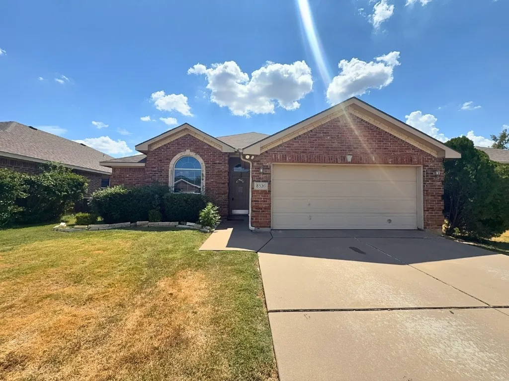 Single Family Residence For Rent in Tarrant County , 8320 Trinity Vista Trail, Fort Worth, Texas 76053, 3 Bedroom, 2 Bathroom, 2 Garage spaces, 1,575 Sqft, built in 2005, mls#21391425, Real Estate Agent in Fort Worth, Homes For Rent in Tarrant county, Homes For Rent in Fort Worth, Realtor in Fort Worth Texas, Real Estate Brokerage Independent Realty Texas, Luminita Cordes Realtor