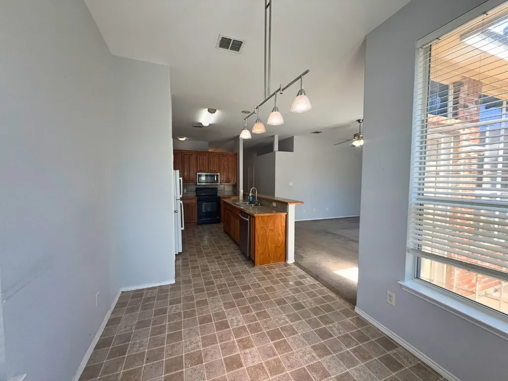 Single Family Residence For Rent in Tarrant County , 8320 Trinity Vista Trail, Fort Worth, Texas 76053, 3 Bedroom, 2 Bathroom, 2 Garage spaces, 1,575 Sqft, built in 2005, mls#21391425, Real Estate Agent in Fort Worth, Homes For Rent in Tarrant county, Homes For Rent in Fort Worth, Realtor in Fort Worth Texas, Real Estate Brokerage Independent Realty Texas, Luminita Cordes Realtor