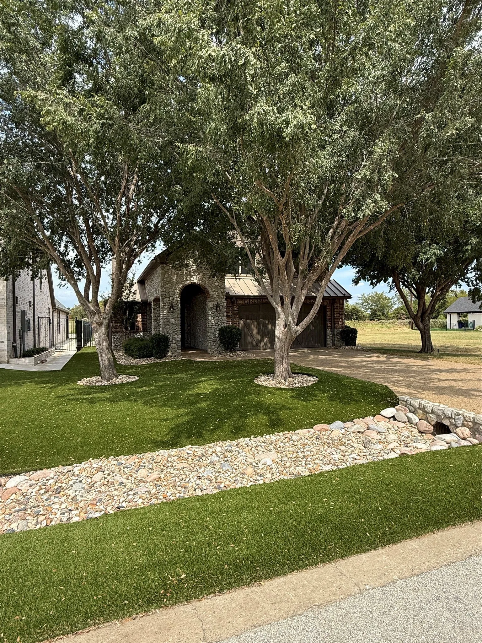 Single Family Residence For Sale in Grayson County , 155 Bay Creek Lane, Gordonville, Texas 76245, 3 Bedroom, 3 Bathroom, 2 Garage spaces, 2,239 Sqft, built in 2013, mls#21391447, Real Estate Agent in Gordonville, Homes For Sale in Grayson county, Homes For Sale in Gordonville, Realtor in Gordonville Texas, Real Estate Brokerage Independent Realty Texas, Luminita Cordes Realtor