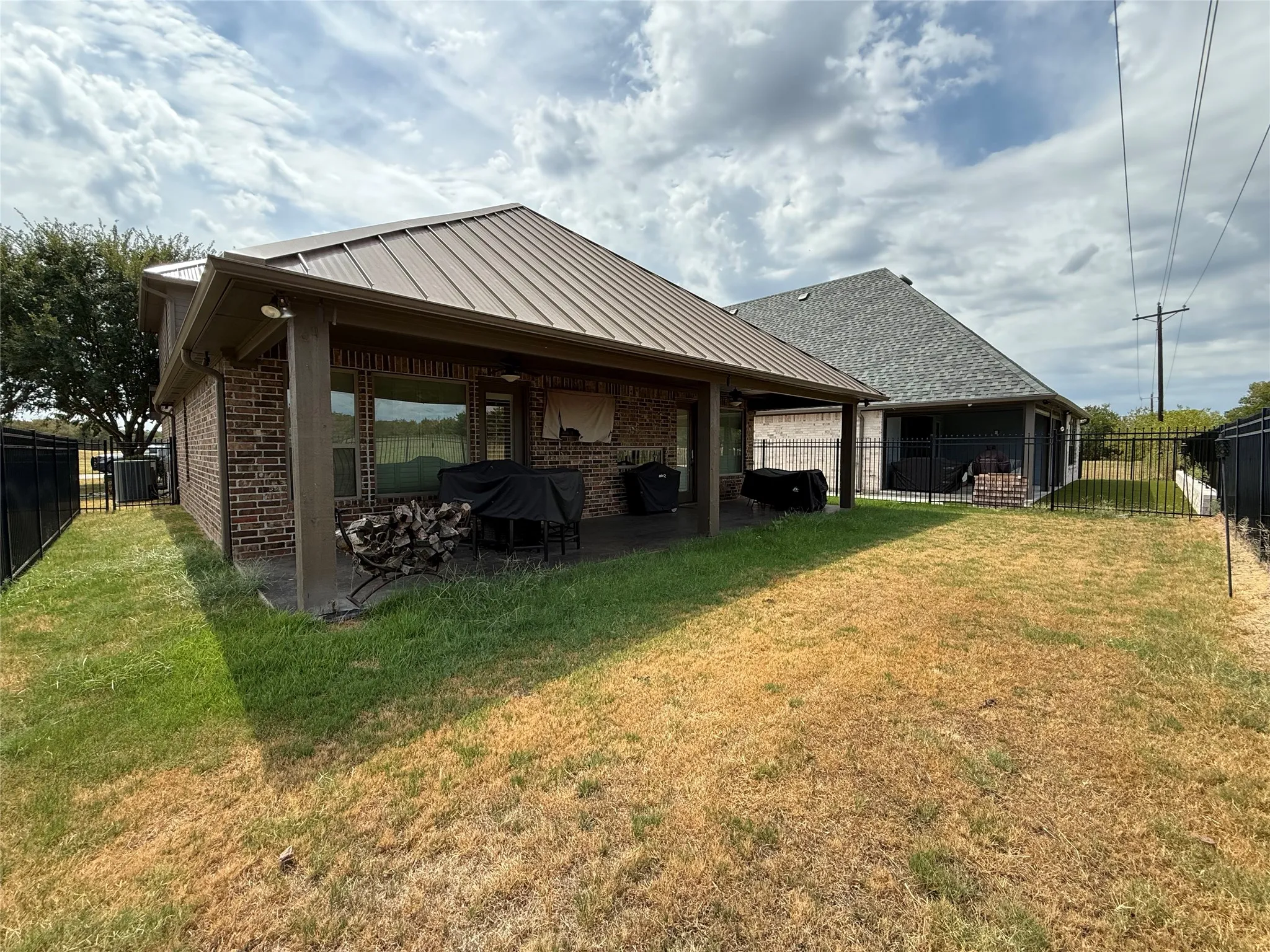 Single Family Residence For Sale in Grayson County , 155 Bay Creek Lane, Gordonville, Texas 76245, 3 Bedroom, 3 Bathroom, 2 Garage spaces, 2,239 Sqft, built in 2013, mls#21391447, Real Estate Agent in Gordonville, Homes For Sale in Grayson county, Homes For Sale in Gordonville, Realtor in Gordonville Texas, Real Estate Brokerage Independent Realty Texas, Luminita Cordes Realtor