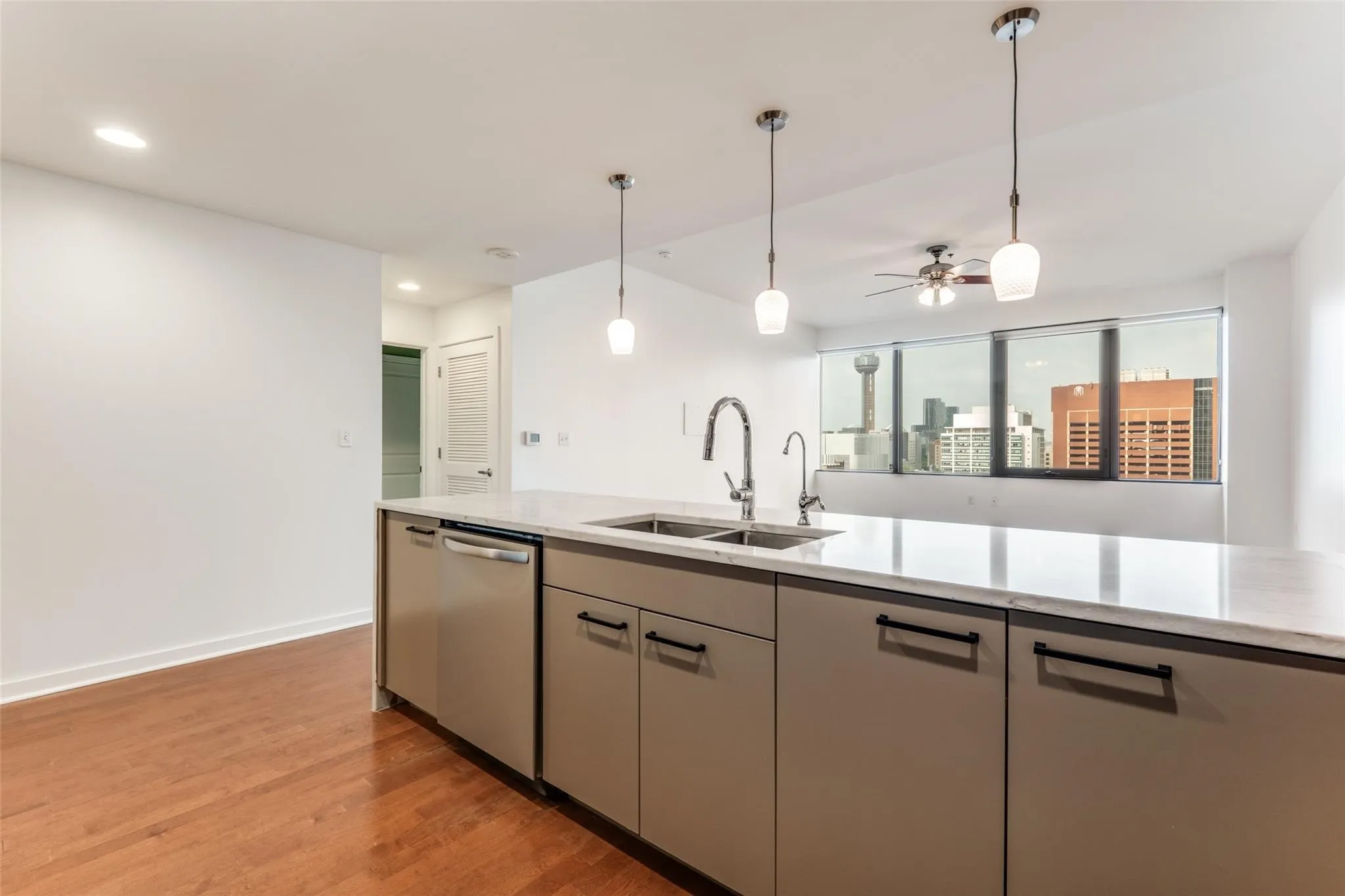 Condominium For Rent in Dallas County , 1200 Main Street 804, Dallas, Texas 75202, 2 Bedroom, 2 Bathroom, 2 Garage spaces, 1,169 Sqft, built in 1974, mls#21391412, Real Estate Agent in Dallas, Homes For Rent in Dallas county, Homes For Rent in Dallas, Realtor in Dallas Texas, Real Estate Brokerage Independent Realty Texas, Luminita Cordes Realtor