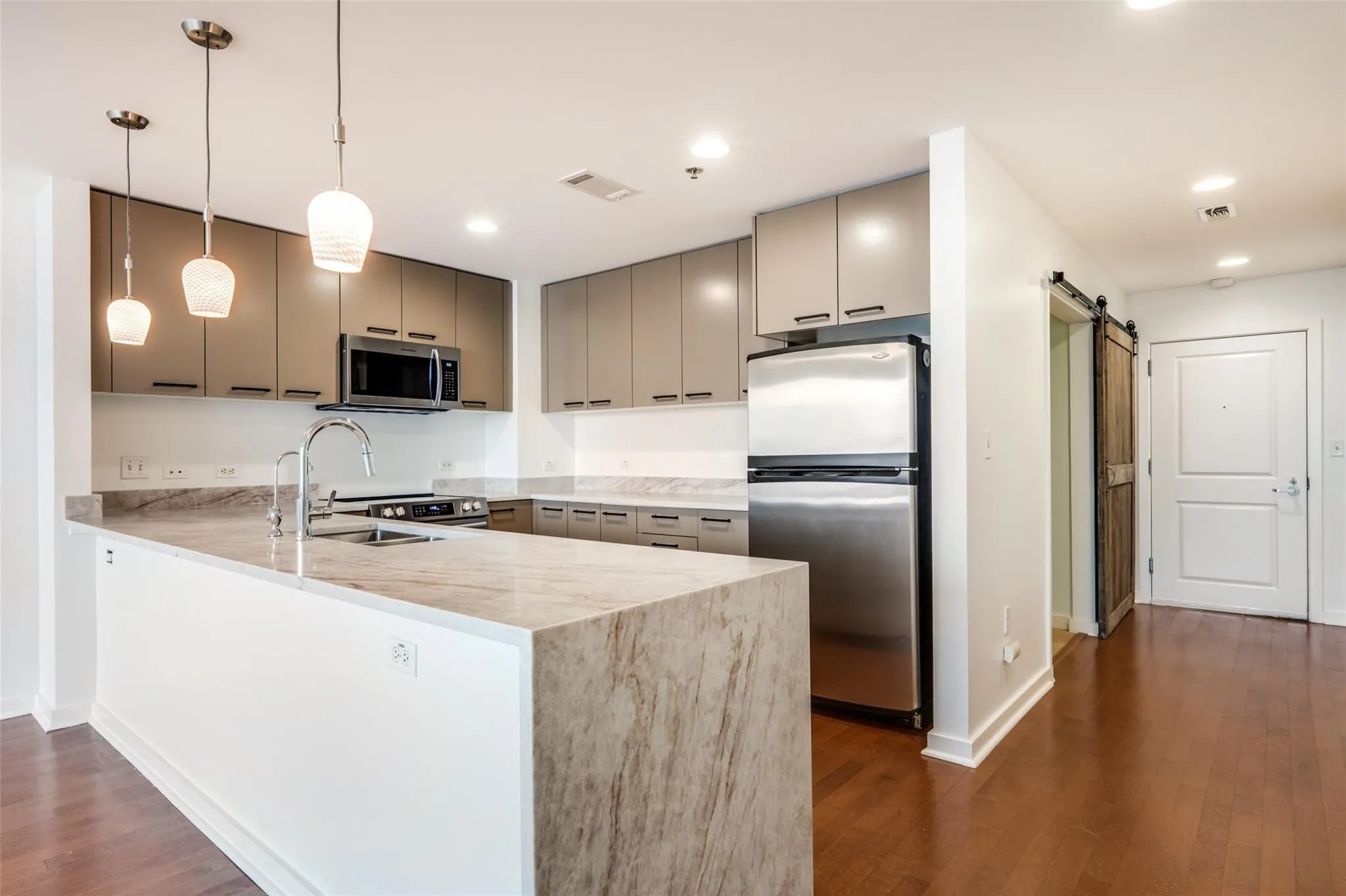 Condominium For Rent in Dallas County , 1200 Main Street 804, Dallas, Texas 75202, 2 Bedroom, 2 Bathroom, 2 Garage spaces, 1,169 Sqft, built in 1974, mls#21391412, Real Estate Agent in Dallas, Homes For Rent in Dallas county, Homes For Rent in Dallas, Realtor in Dallas Texas, Real Estate Brokerage Independent Realty Texas, Luminita Cordes Realtor