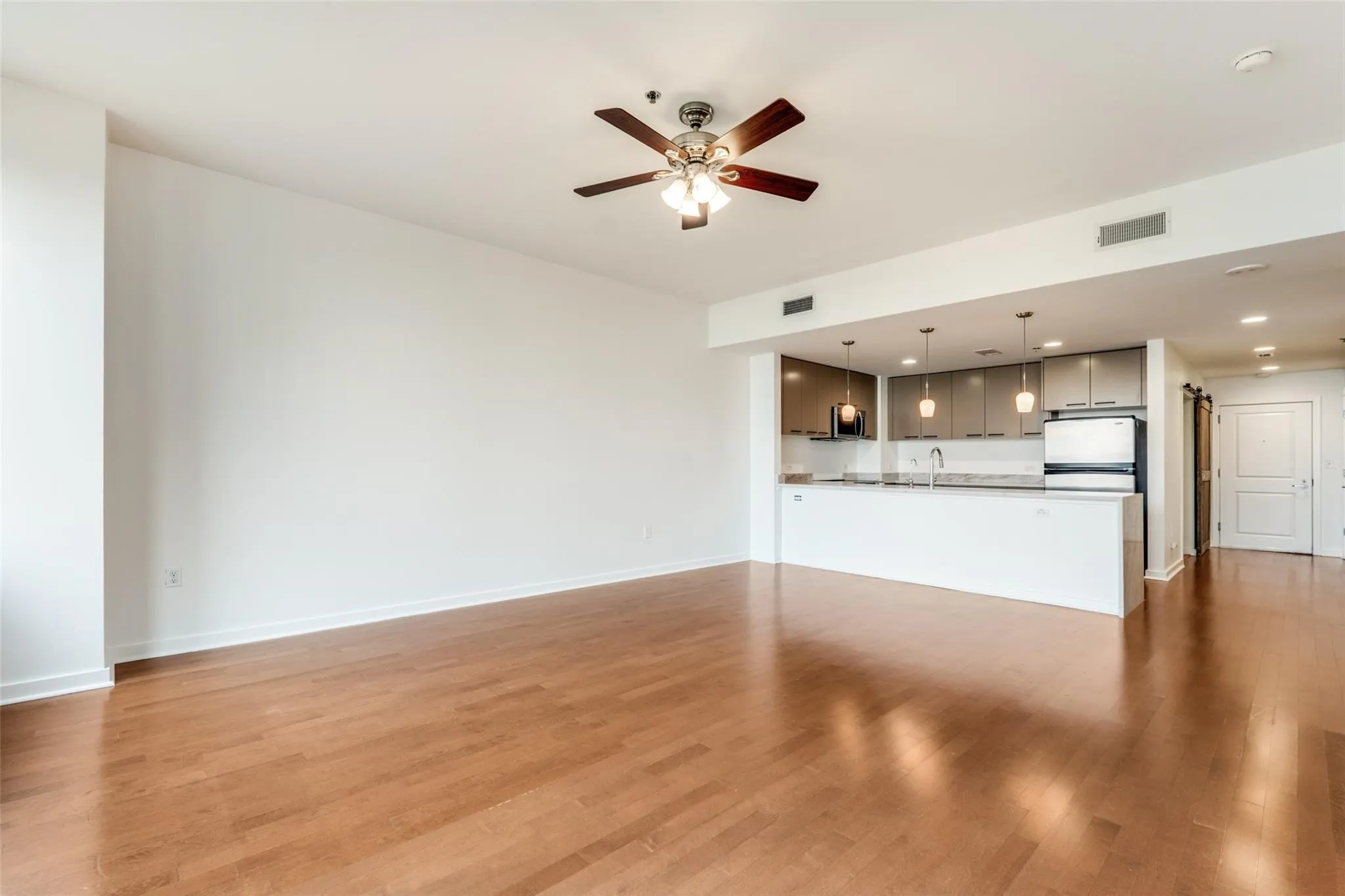 Condominium For Rent in Dallas County , 1200 Main Street 804, Dallas, Texas 75202, 2 Bedroom, 2 Bathroom, 2 Garage spaces, 1,169 Sqft, built in 1974, mls#21391412, Real Estate Agent in Dallas, Homes For Rent in Dallas county, Homes For Rent in Dallas, Realtor in Dallas Texas, Real Estate Brokerage Independent Realty Texas, Luminita Cordes Realtor