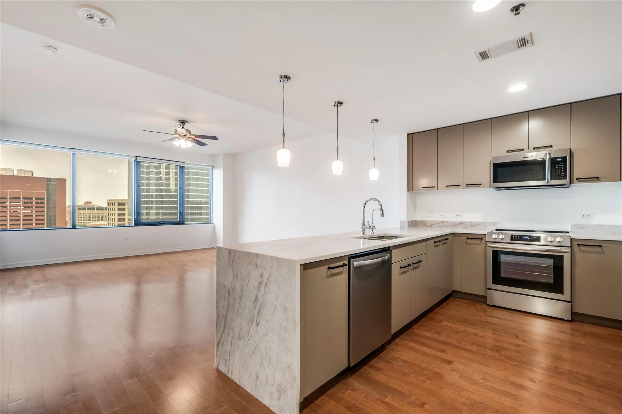 Condominium For Rent in Dallas County , 1200 Main Street 804, Dallas, Texas 75202, 2 Bedroom, 2 Bathroom, 2 Garage spaces, 1,169 Sqft, built in 1974, mls#21391412, Real Estate Agent in Dallas, Homes For Rent in Dallas county, Homes For Rent in Dallas, Realtor in Dallas Texas, Real Estate Brokerage Independent Realty Texas, Luminita Cordes Realtor