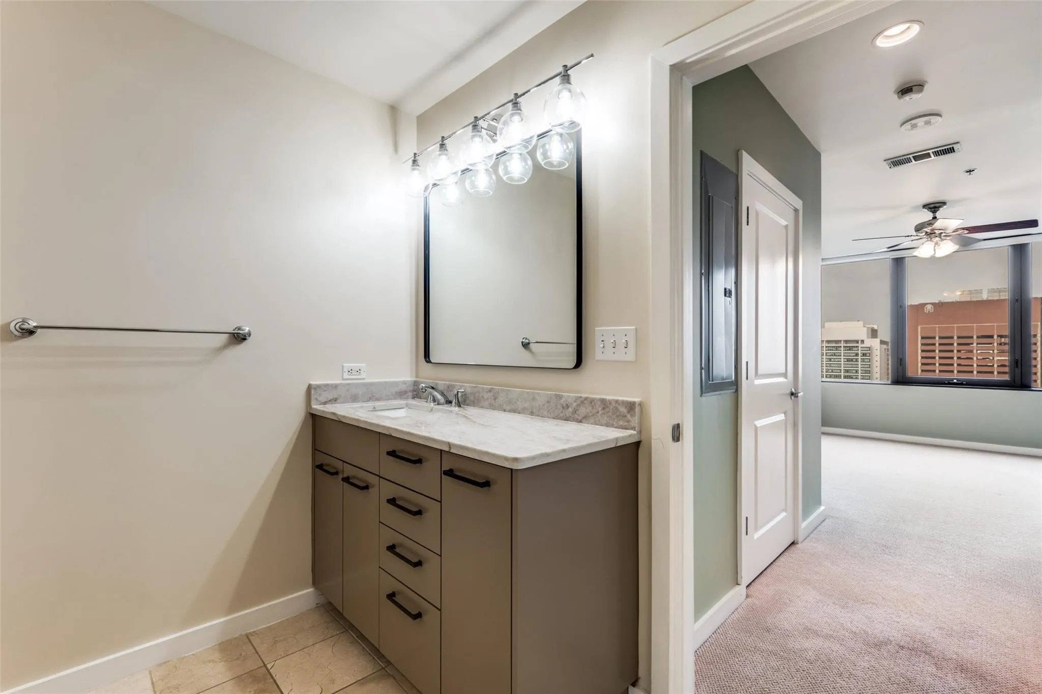 Condominium For Rent in Dallas County , 1200 Main Street 804, Dallas, Texas 75202, 2 Bedroom, 2 Bathroom, 2 Garage spaces, 1,169 Sqft, built in 1974, mls#21391412, Real Estate Agent in Dallas, Homes For Rent in Dallas county, Homes For Rent in Dallas, Realtor in Dallas Texas, Real Estate Brokerage Independent Realty Texas, Luminita Cordes Realtor