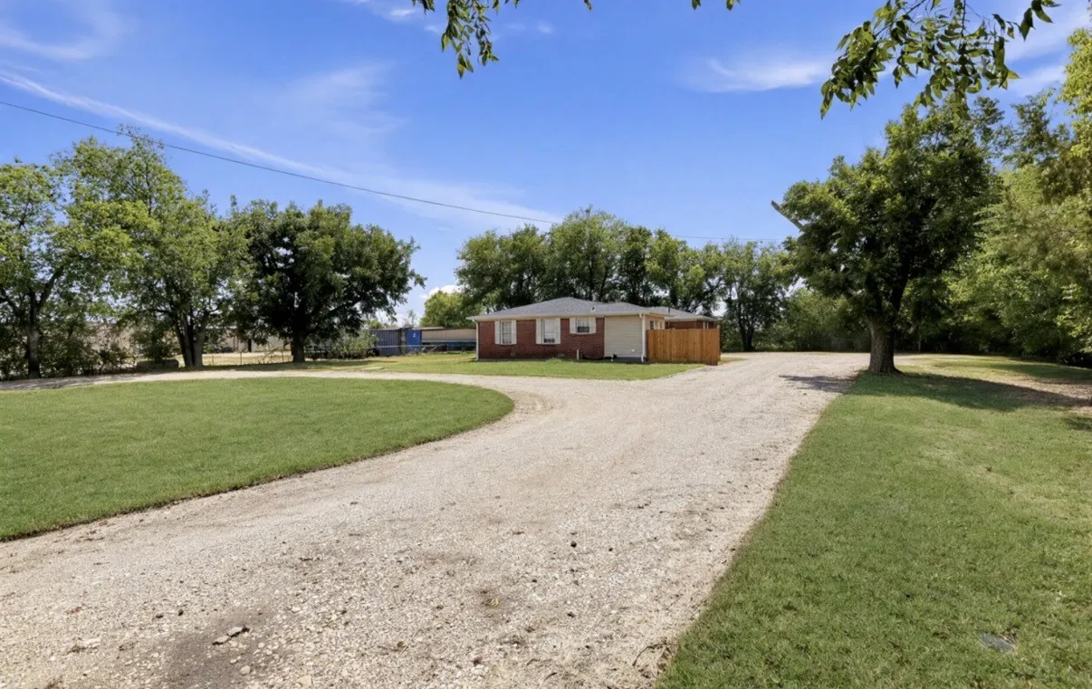 Single Family Residence For Sale in Mc Lennan County , 535 Ross Road, Elm Mott, Texas 76640, 3 Bedroom, 2 Bathroom, Garage spaces, 2,050 Sqft, built in 1965, mls#21391190, Real Estate Agent in Elm Mott, Homes For Sale in Mc Lennan county, Homes For Sale in Elm Mott, Realtor in Elm Mott Texas, Real Estate Brokerage Independent Realty Texas, Luminita Cordes Realtor