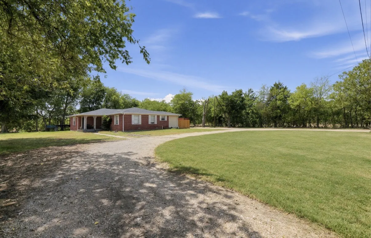 Single Family Residence For Sale in Mc Lennan County , 535 Ross Road, Elm Mott, Texas 76640, 3 Bedroom, 2 Bathroom, Garage spaces, 2,050 Sqft, built in 1965, mls#21391190, Real Estate Agent in Elm Mott, Homes For Sale in Mc Lennan county, Homes For Sale in Elm Mott, Realtor in Elm Mott Texas, Real Estate Brokerage Independent Realty Texas, Luminita Cordes Realtor