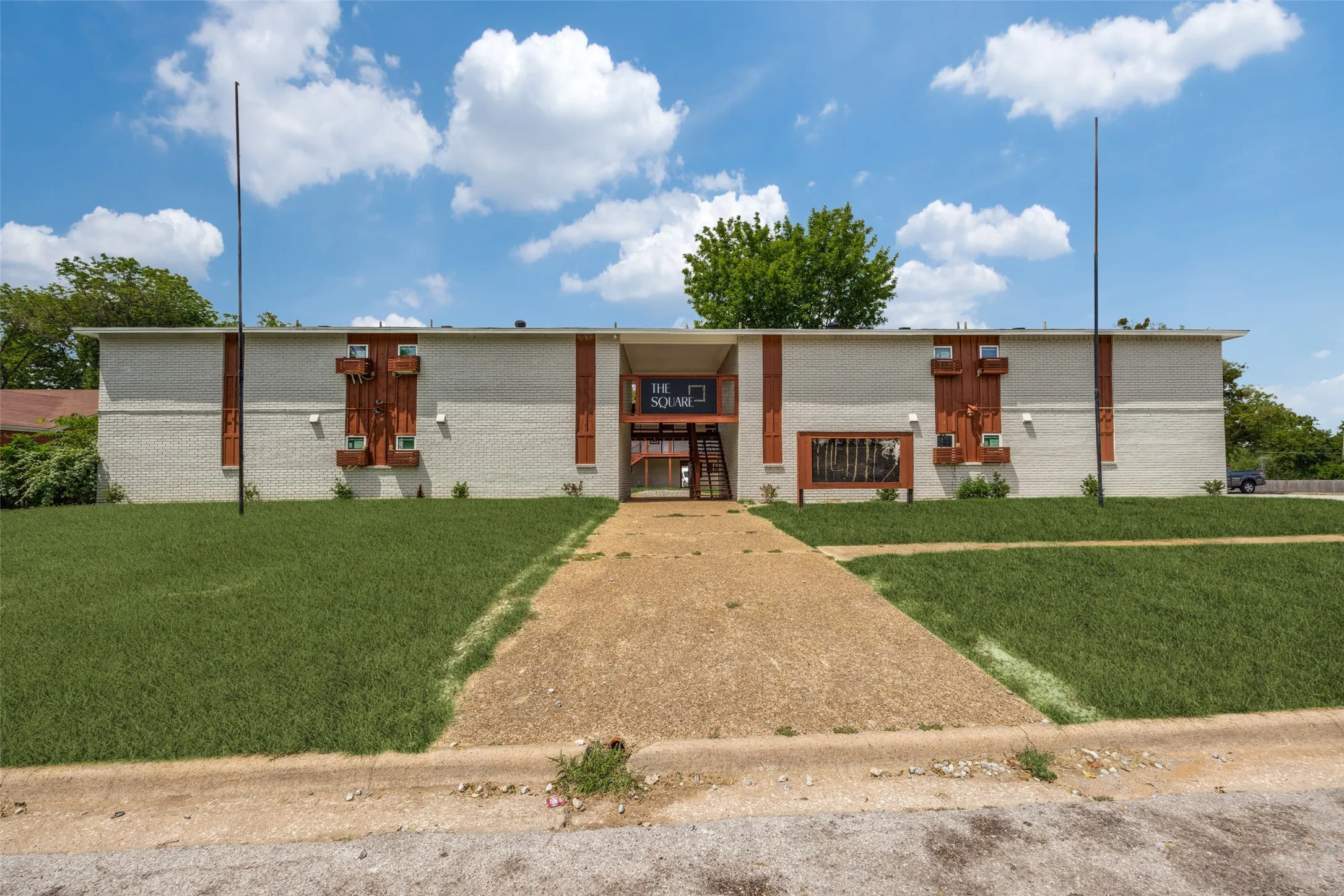 Apartment For Rent in Grayson County , 1001 W Elm Street 204, Denison, Texas 75020, 1 Bedroom, 2 Bathroom, Garage spaces, 14,696 Sqft, built in 1964, mls#21391448, Real Estate Agent in Denison, Homes For Rent in Grayson county, Homes For Rent in Denison, Realtor in Denison Texas, Real Estate Brokerage Independent Realty Texas, Luminita Cordes Realtor