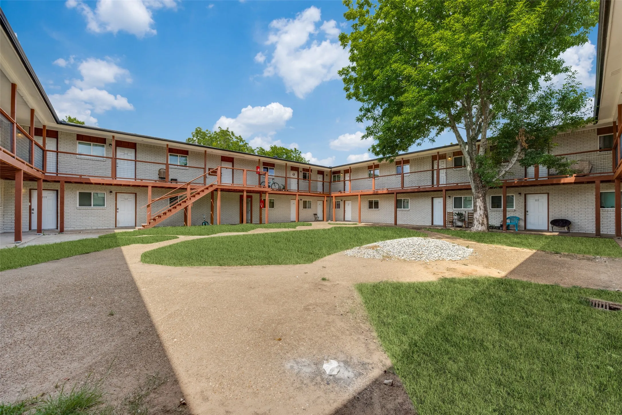 Apartment For Rent in Grayson County , 1001 W Elm Street 204, Denison, Texas 75020, 1 Bedroom, 2 Bathroom, Garage spaces, 14,696 Sqft, built in 1964, mls#21391448, Real Estate Agent in Denison, Homes For Rent in Grayson county, Homes For Rent in Denison, Realtor in Denison Texas, Real Estate Brokerage Independent Realty Texas, Luminita Cordes Realtor