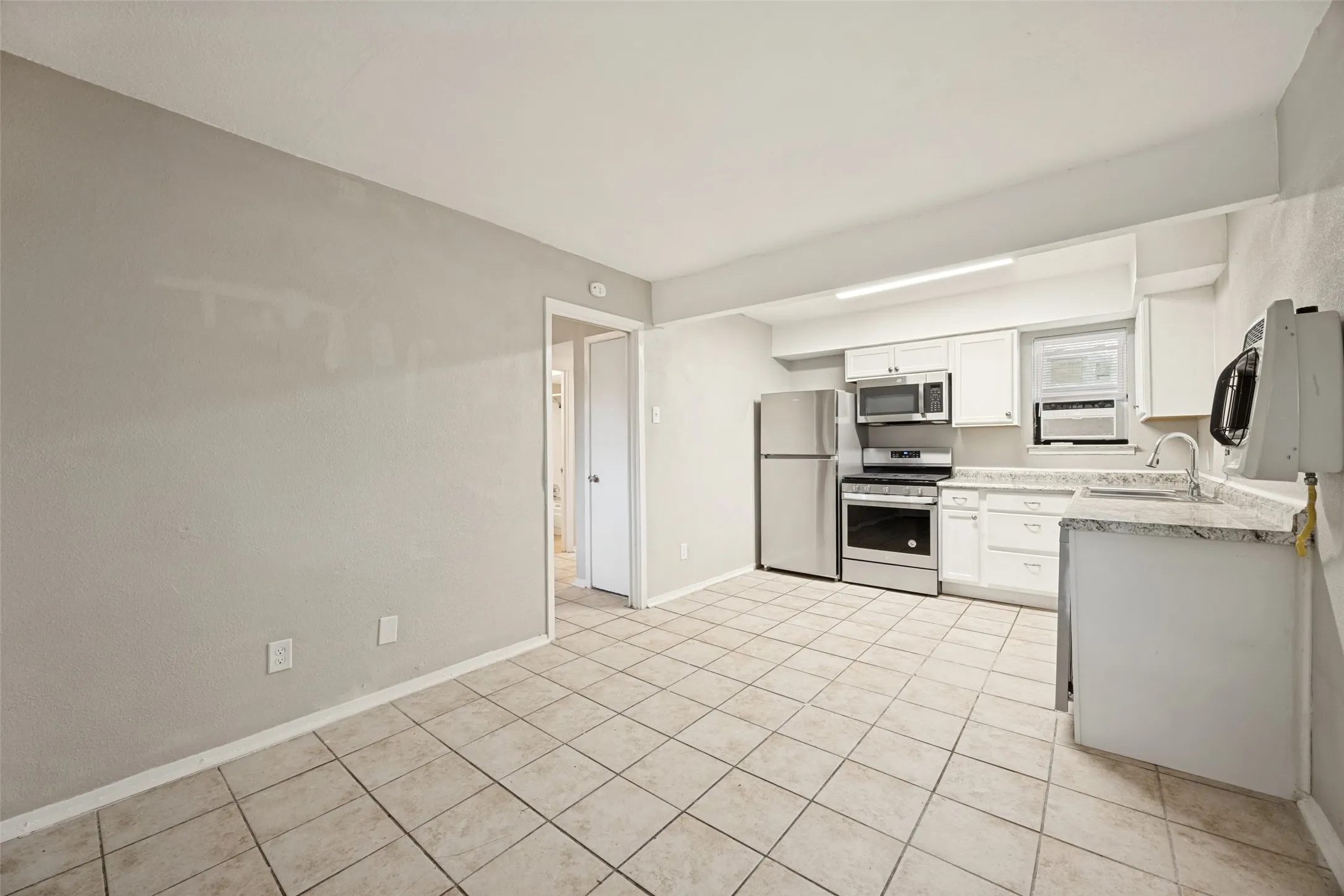 Apartment For Rent in Grayson County , 1001 W Elm Street 204, Denison, Texas 75020, 1 Bedroom, 2 Bathroom, Garage spaces, 14,696 Sqft, built in 1964, mls#21391448, Real Estate Agent in Denison, Homes For Rent in Grayson county, Homes For Rent in Denison, Realtor in Denison Texas, Real Estate Brokerage Independent Realty Texas, Luminita Cordes Realtor