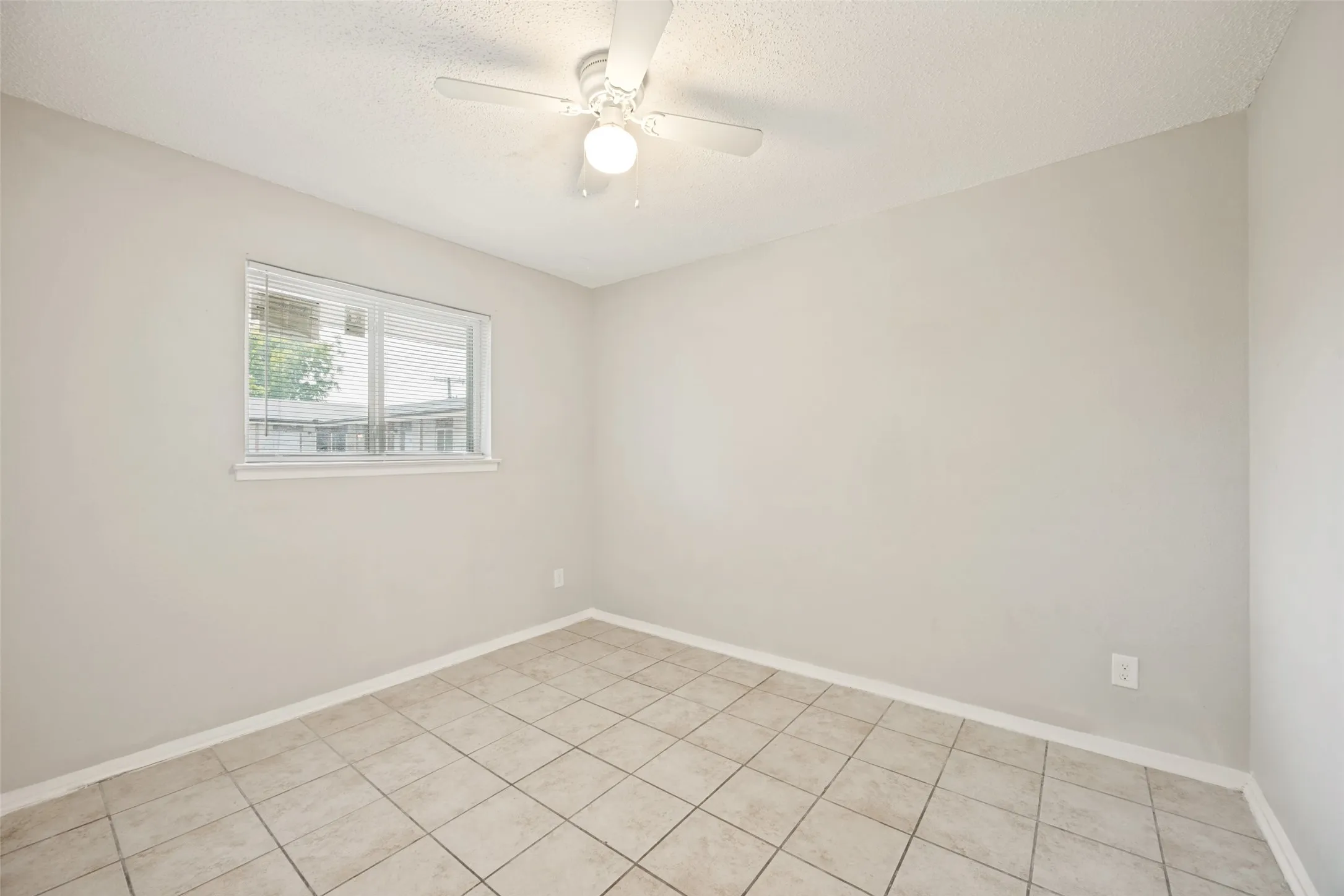 Apartment For Rent in Grayson County , 1001 W Elm Street 204, Denison, Texas 75020, 1 Bedroom, 2 Bathroom, Garage spaces, 14,696 Sqft, built in 1964, mls#21391448, Real Estate Agent in Denison, Homes For Rent in Grayson county, Homes For Rent in Denison, Realtor in Denison Texas, Real Estate Brokerage Independent Realty Texas, Luminita Cordes Realtor