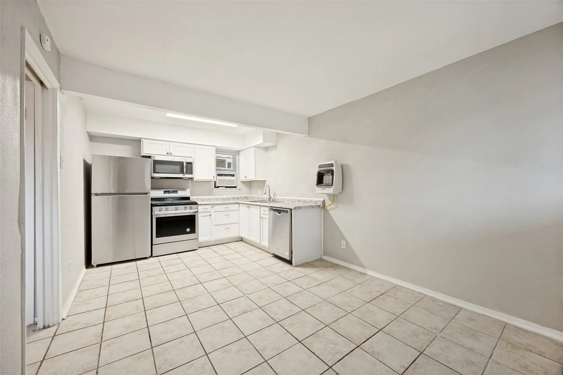 Apartment For Rent in Grayson County , 1001 W Elm Street 204, Denison, Texas 75020, 1 Bedroom, 2 Bathroom, Garage spaces, 14,696 Sqft, built in 1964, mls#21391448, Real Estate Agent in Denison, Homes For Rent in Grayson county, Homes For Rent in Denison, Realtor in Denison Texas, Real Estate Brokerage Independent Realty Texas, Luminita Cordes Realtor