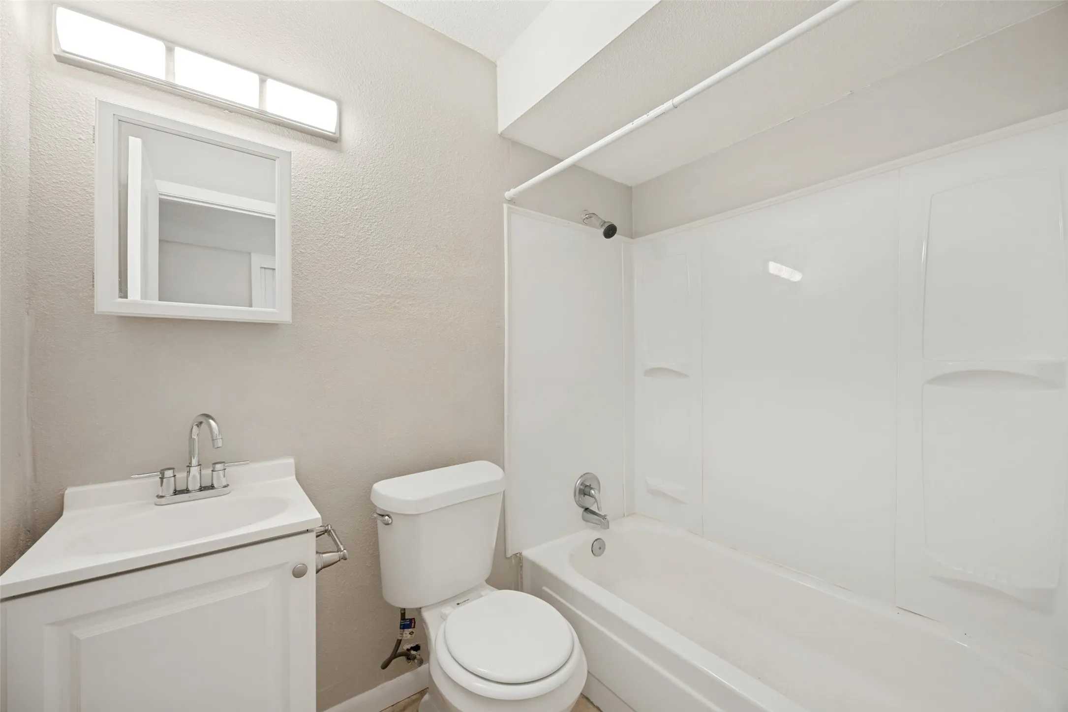 Apartment For Rent in Grayson County , 1001 W Elm Street 204, Denison, Texas 75020, 1 Bedroom, 2 Bathroom, Garage spaces, 14,696 Sqft, built in 1964, mls#21391448, Real Estate Agent in Denison, Homes For Rent in Grayson county, Homes For Rent in Denison, Realtor in Denison Texas, Real Estate Brokerage Independent Realty Texas, Luminita Cordes Realtor