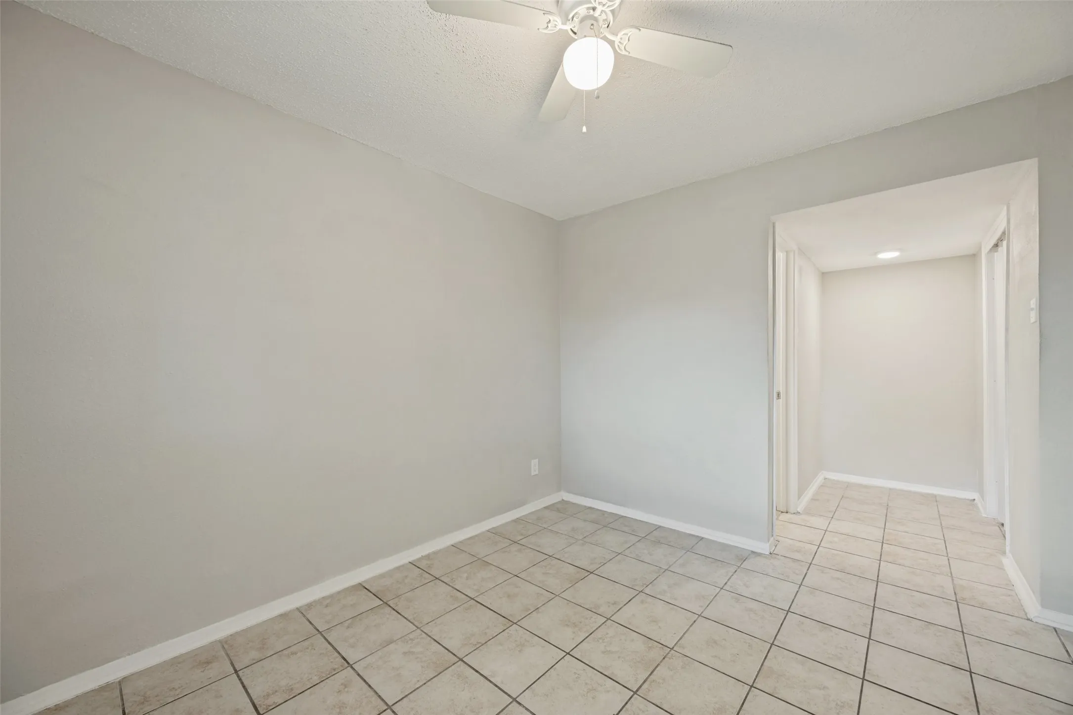 Apartment For Rent in Grayson County , 1001 W Elm Street 204, Denison, Texas 75020, 1 Bedroom, 2 Bathroom, Garage spaces, 14,696 Sqft, built in 1964, mls#21391448, Real Estate Agent in Denison, Homes For Rent in Grayson county, Homes For Rent in Denison, Realtor in Denison Texas, Real Estate Brokerage Independent Realty Texas, Luminita Cordes Realtor