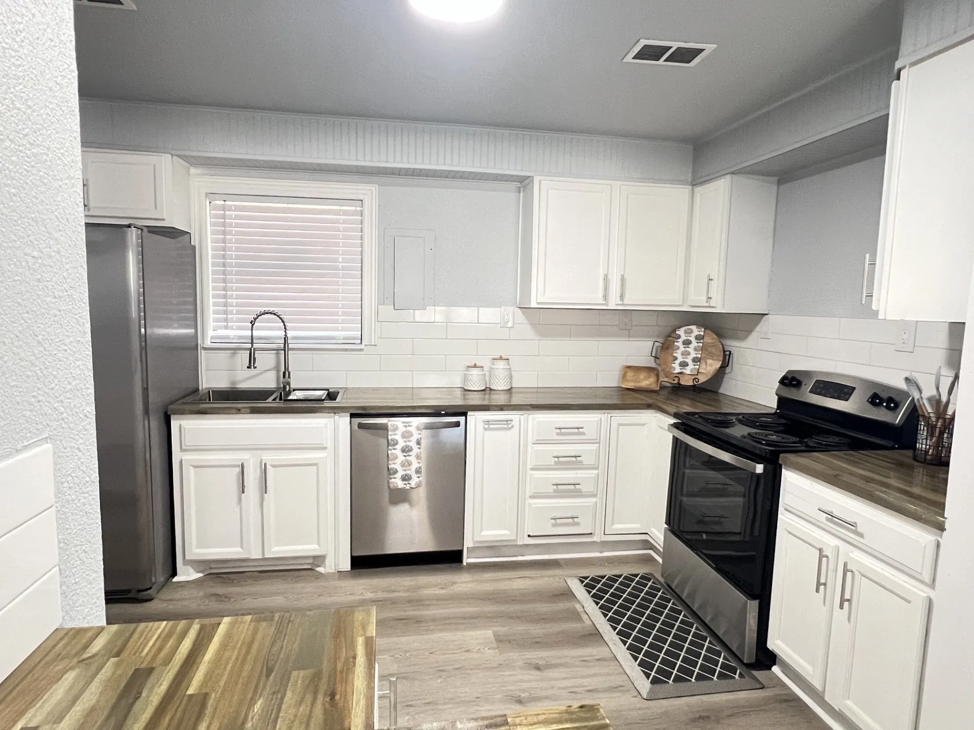 Single Family Residence For Sale in Grayson County , 725 E Main Street, Denison, Texas 75021, 3 Bedroom, 1 Bathroom, Garage spaces, 1,152 Sqft, built in 1958, mls#21391449, Real Estate Agent in Denison, Homes For Sale in Grayson county, Homes For Sale in Denison, Realtor in Denison Texas, Real Estate Brokerage Independent Realty Texas, Luminita Cordes Realtor