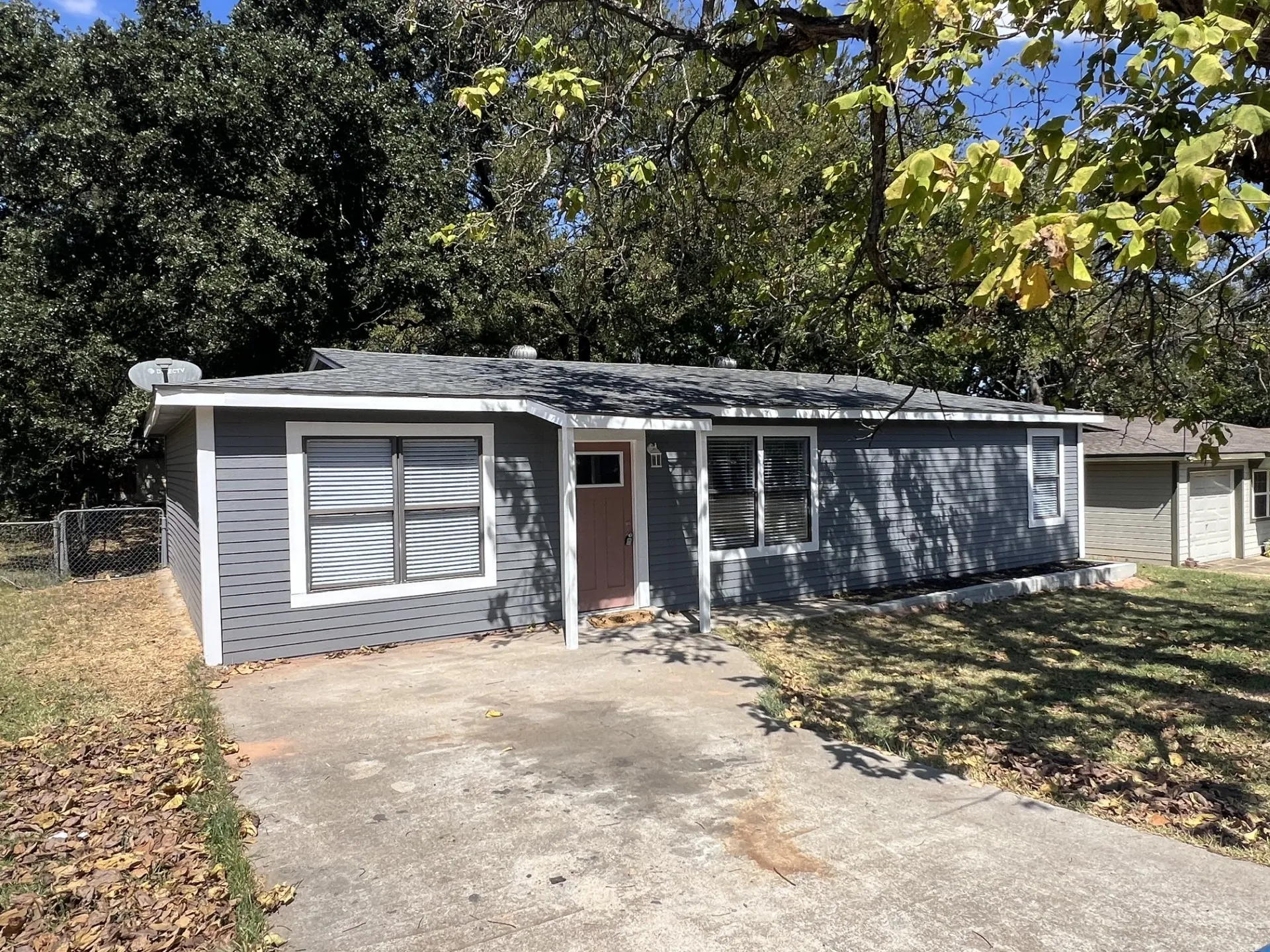 Single Family Residence For Sale in Grayson County , 725 E Main Street, Denison, Texas 75021, 3 Bedroom, 1 Bathroom, Garage spaces, 1,152 Sqft, built in 1958, mls#21391449, Real Estate Agent in Denison, Homes For Sale in Grayson county, Homes For Sale in Denison, Realtor in Denison Texas, Real Estate Brokerage Independent Realty Texas, Luminita Cordes Realtor