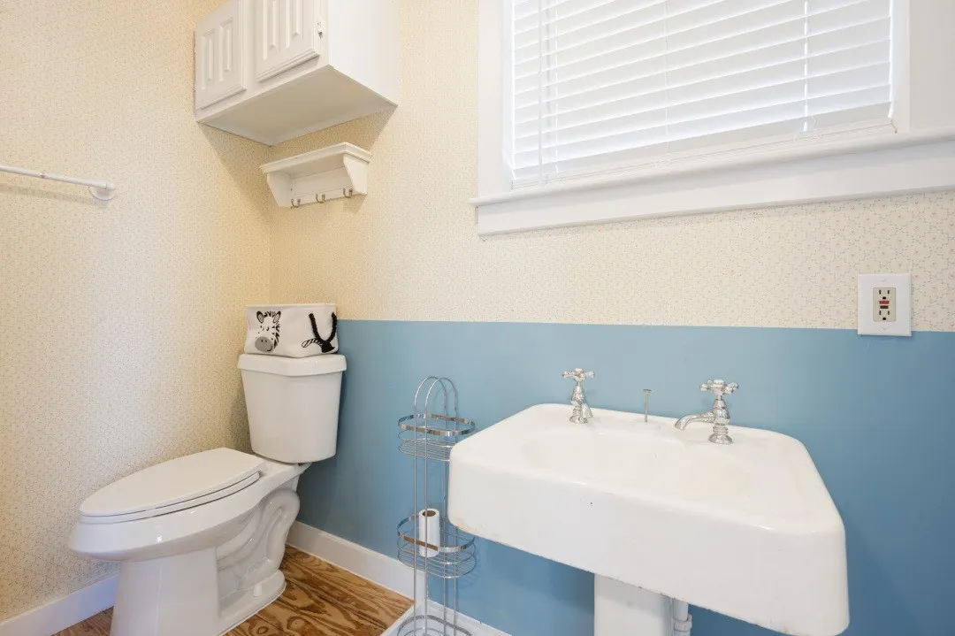 Single Family Residence For Rent in Ellis County , 415 W Franklin Street, Waxahachie, Texas 75165, 5 Bedroom, 3 Bathroom, Garage spaces, 2,564 Sqft, built in 1920, mls#21386870, Real Estate Agent in Waxahachie, Homes For Rent in Ellis county, Homes For Rent in Waxahachie, Realtor in Waxahachie Texas, Real Estate Brokerage Independent Realty Texas, Luminita Cordes Realtor
